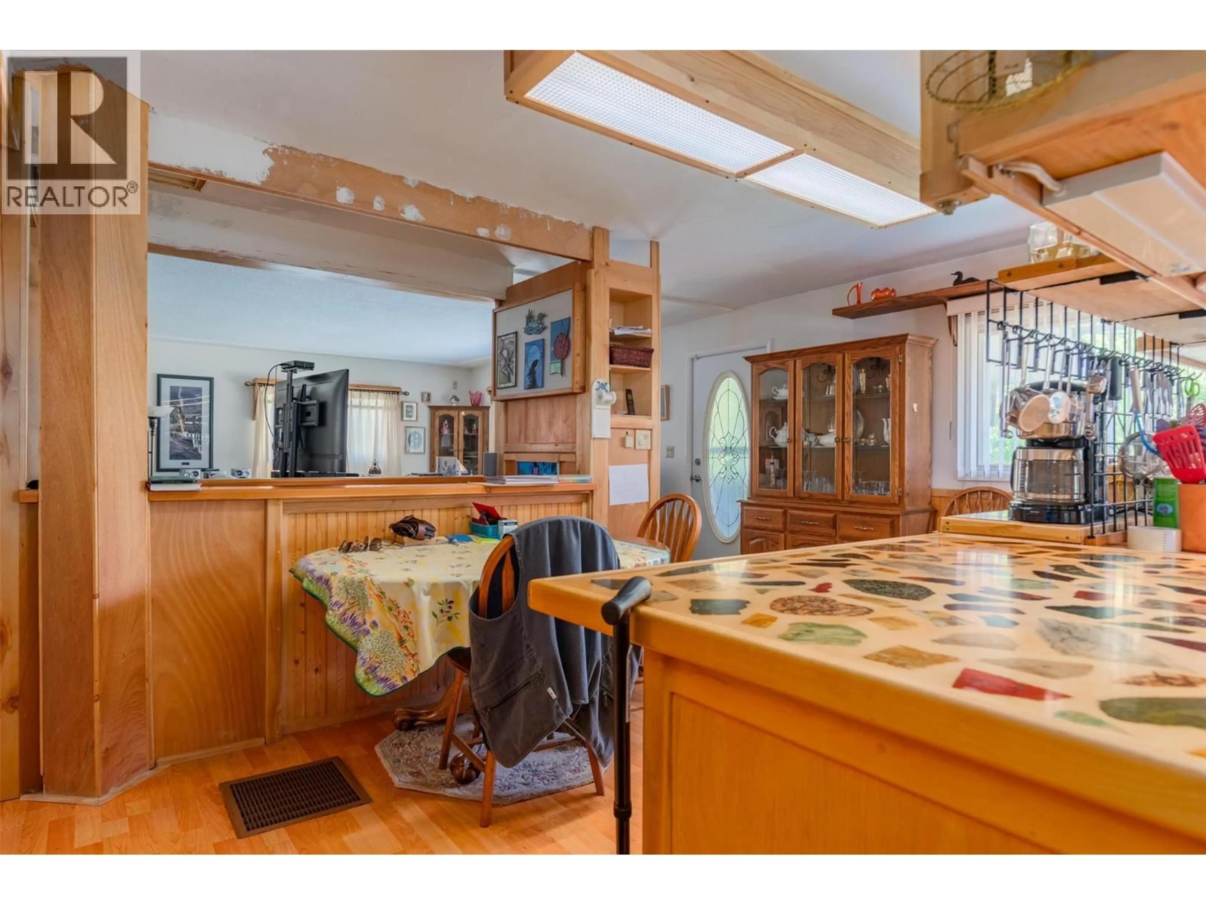 Open concept kitchen, ceramic/tile floor for 2828 9TH AVENUE, Castlegar British Columbia V1N2Z1