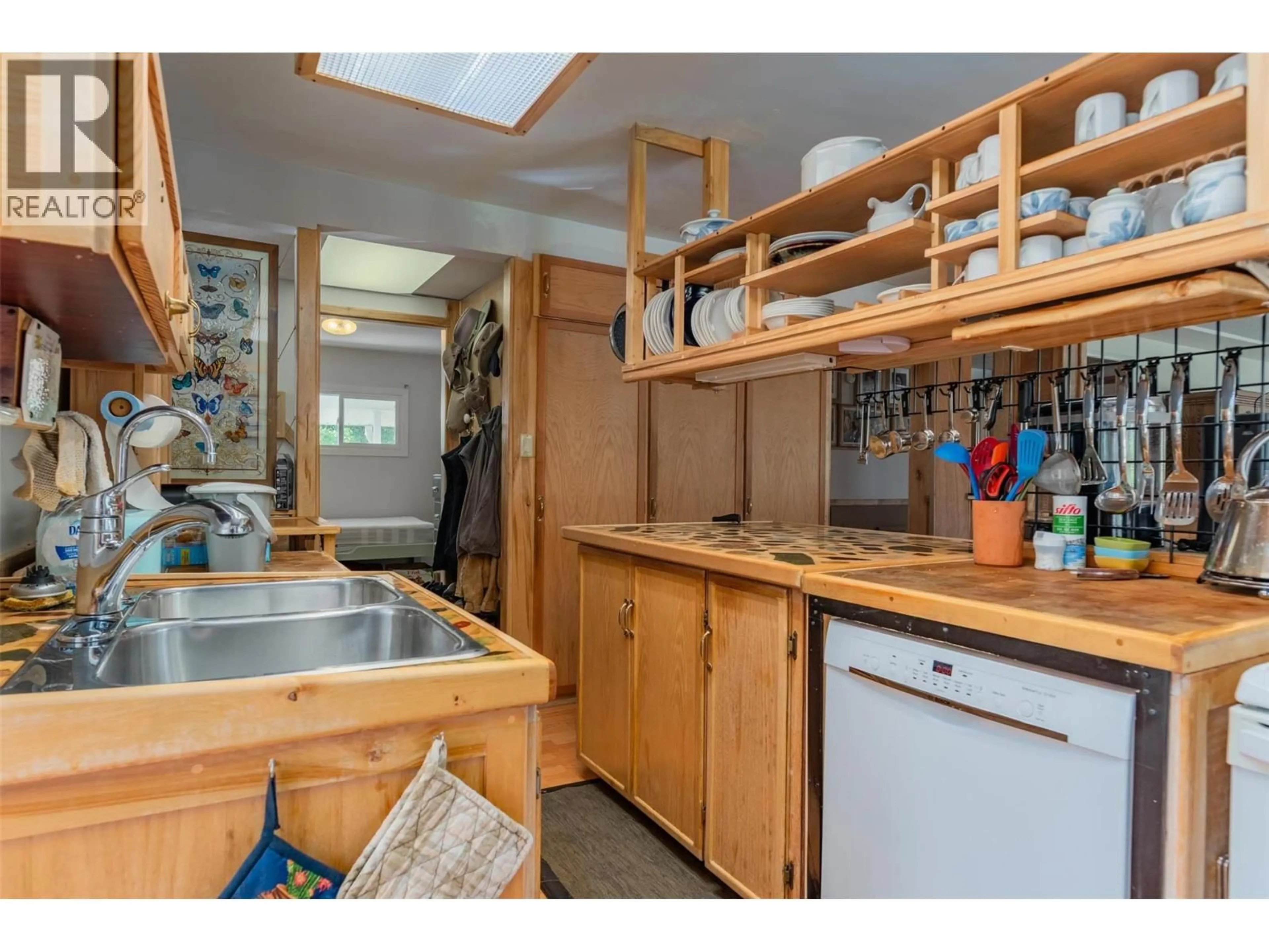 Standard kitchen, unknown for 2828 9TH AVENUE, Castlegar British Columbia V1N2Z1