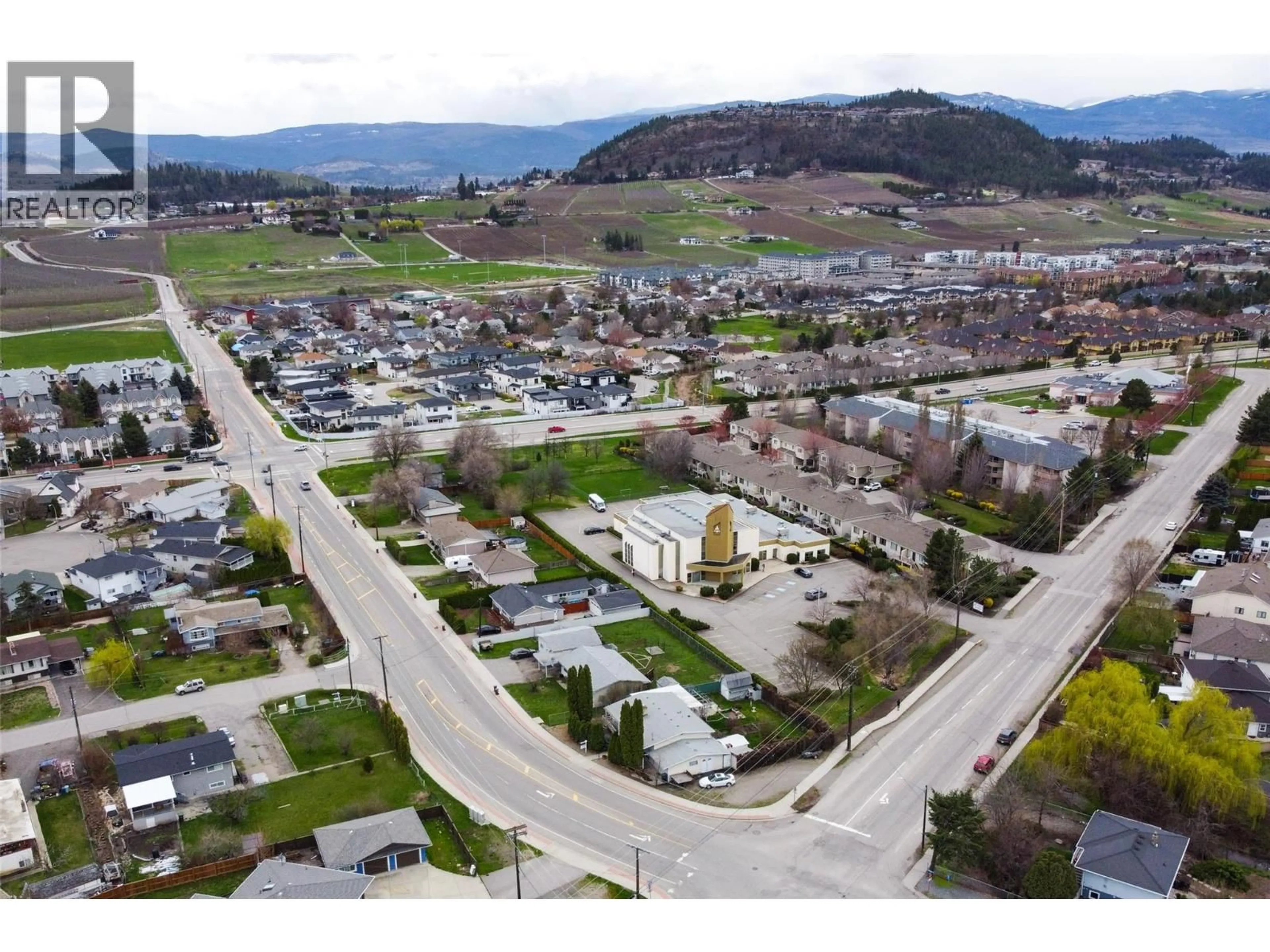 A pic from outside/outdoor area/front of a property/back of a property/a pic from drone, mountain view for 1911 CROSS ROAD, Kelowna British Columbia V1V2E4