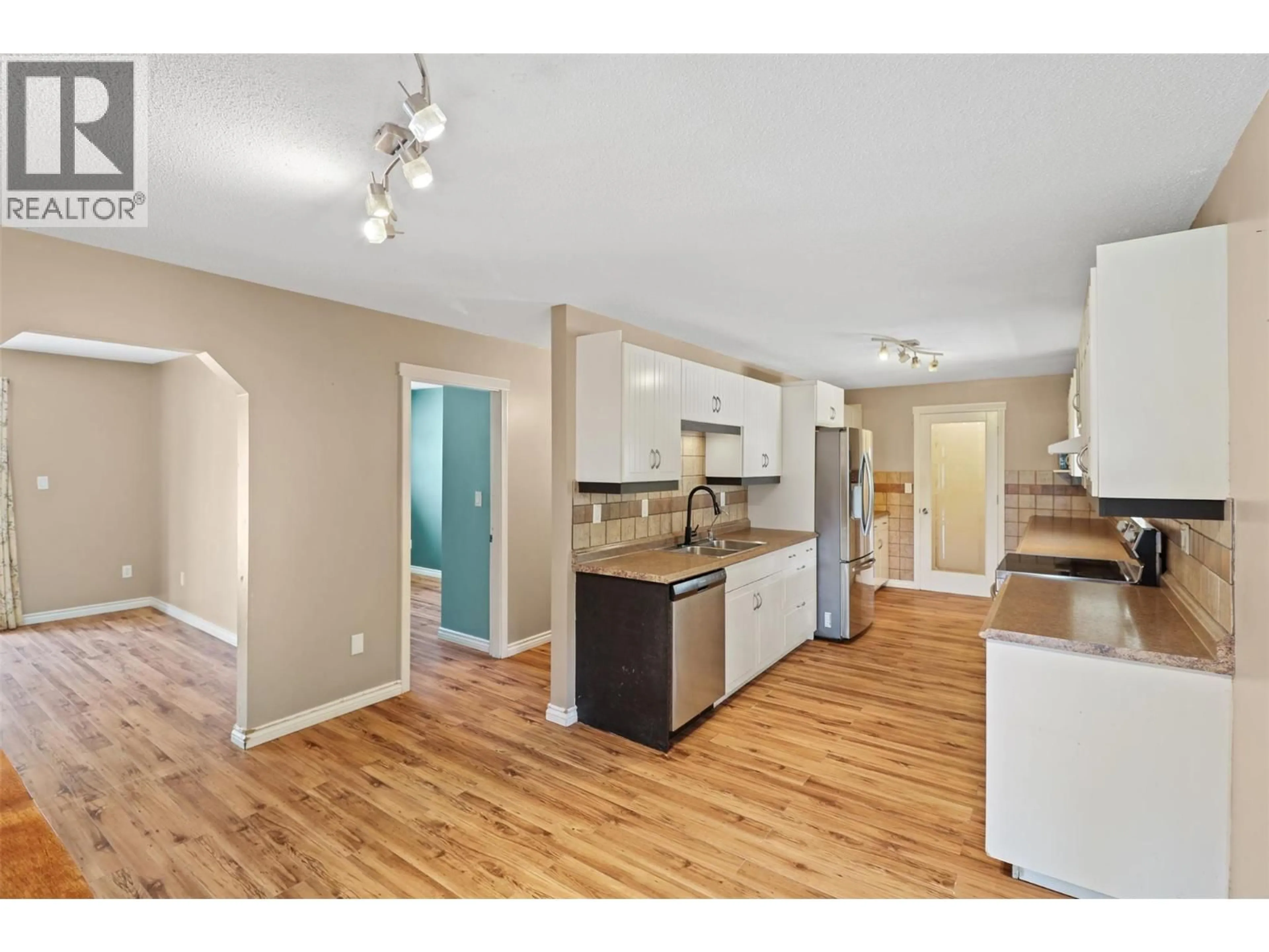 Open concept kitchen, wood/laminate floor for 590 LISTER ROAD, Kamloops British Columbia V2H0B8