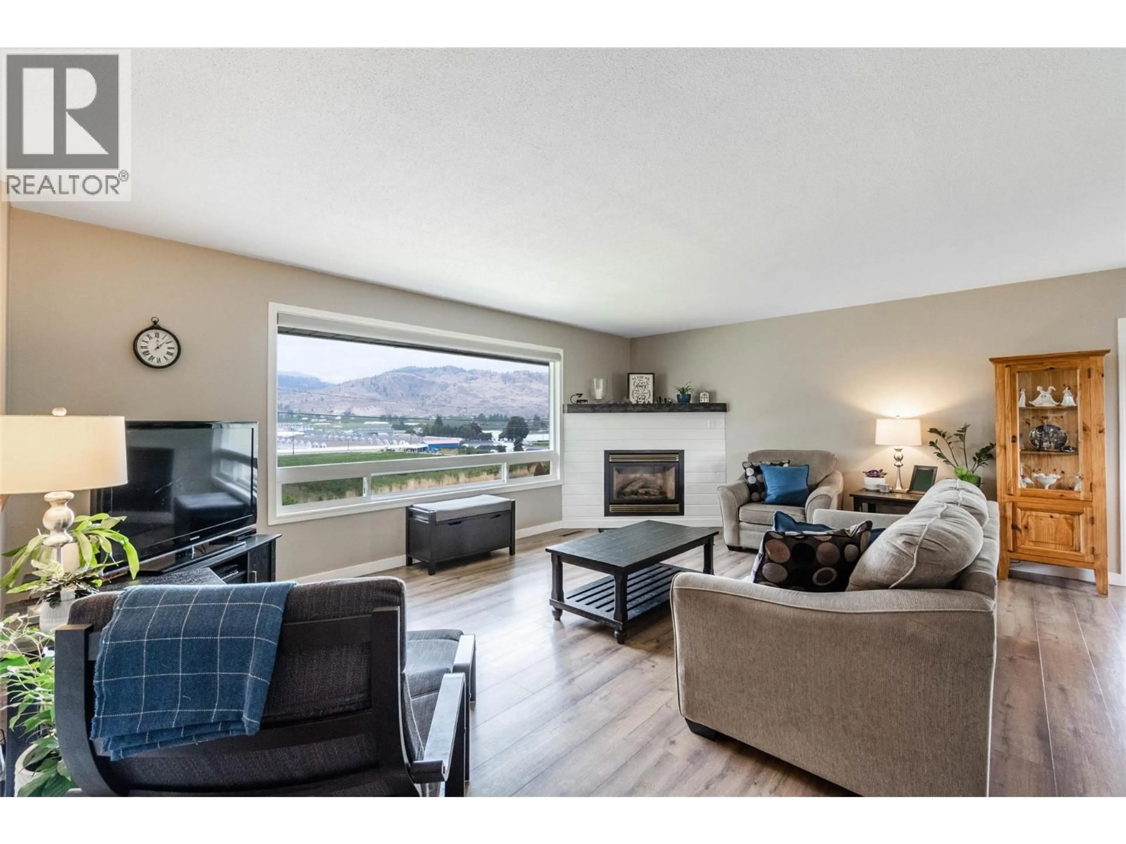 Living room with furniture, wood/laminate floor for 5549 SNOWBRUSH STREET, Oliver British Columbia V0H1T9