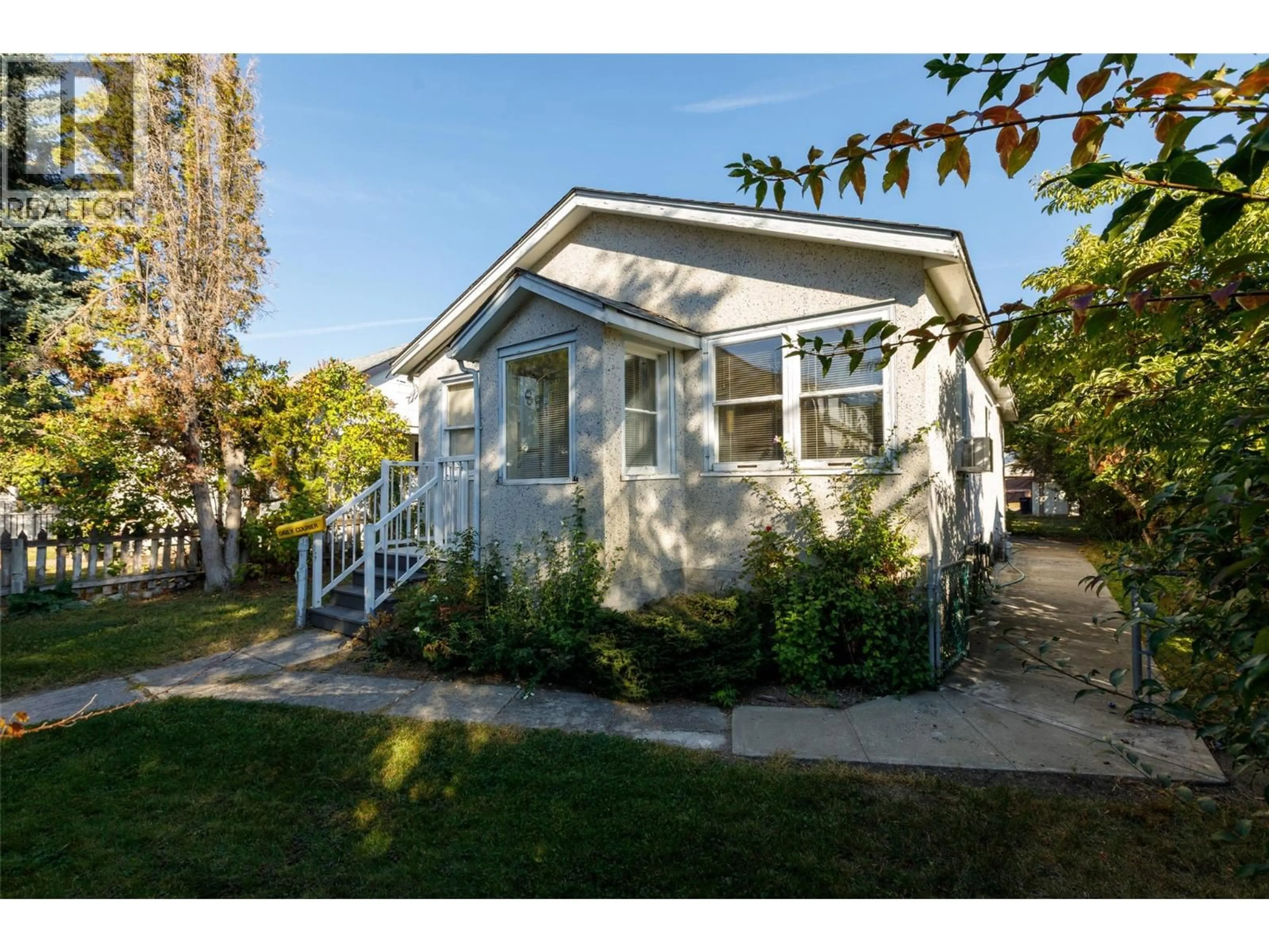 Home with vinyl exterior material, street for 858 CAWSTON AVENUE, Kelowna British Columbia V1Y6Z7