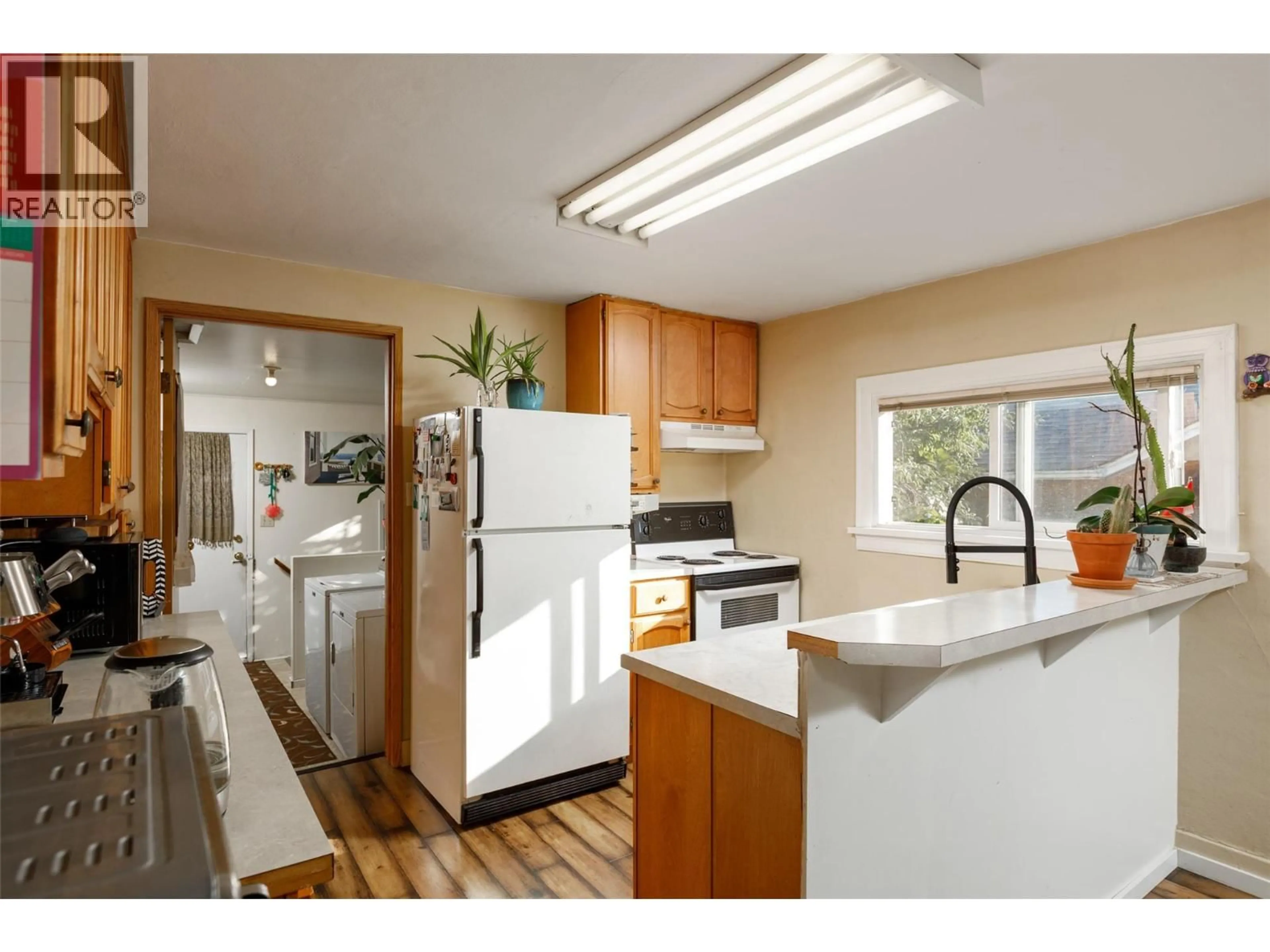 Standard kitchen, wood/laminate floor for 858 CAWSTON AVENUE, Kelowna British Columbia V1Y6Z7
