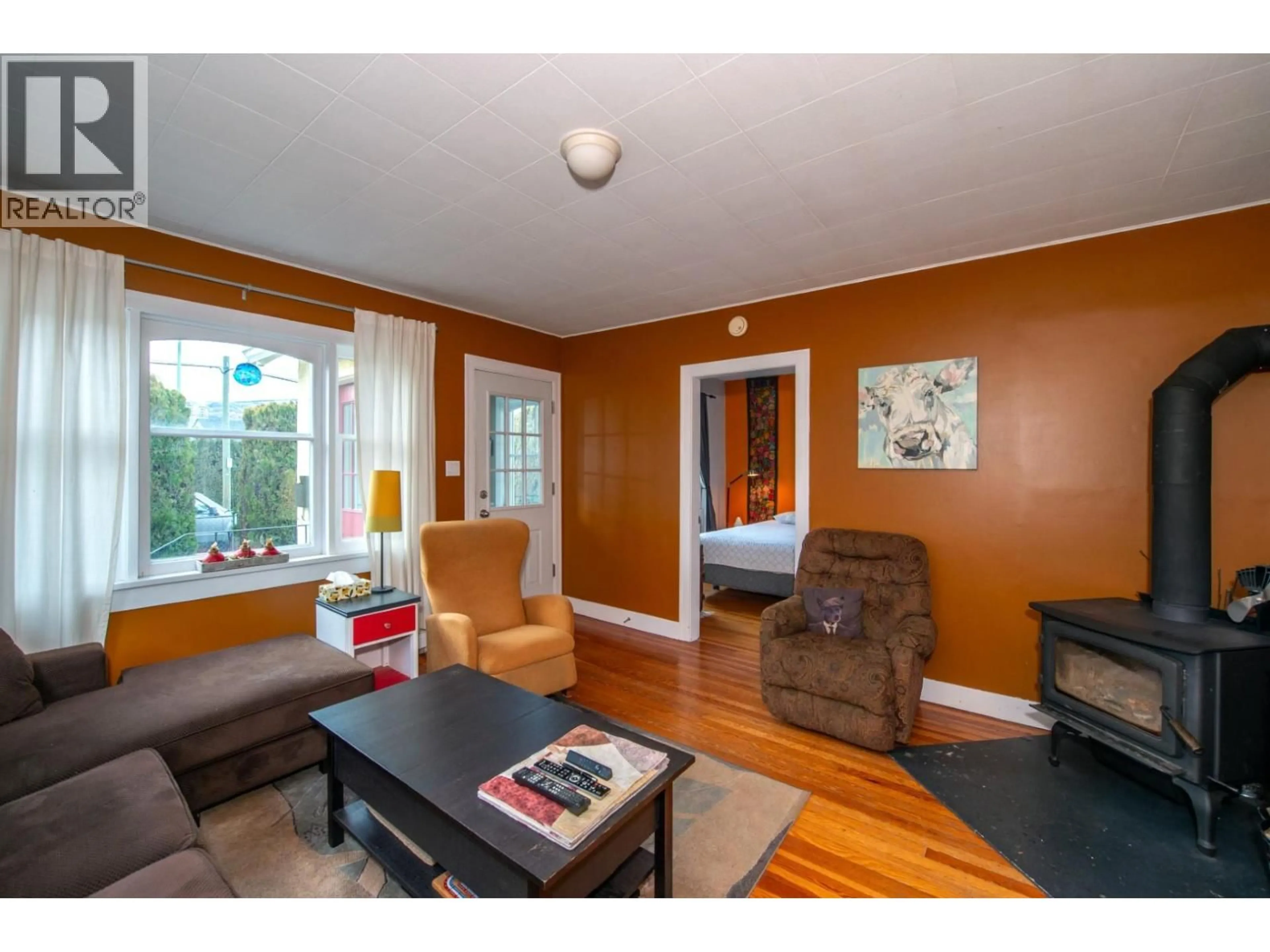 Living room with furniture, wood/laminate floor for 1233 ETHEL STREET, Kelowna British Columbia V1Y2W6