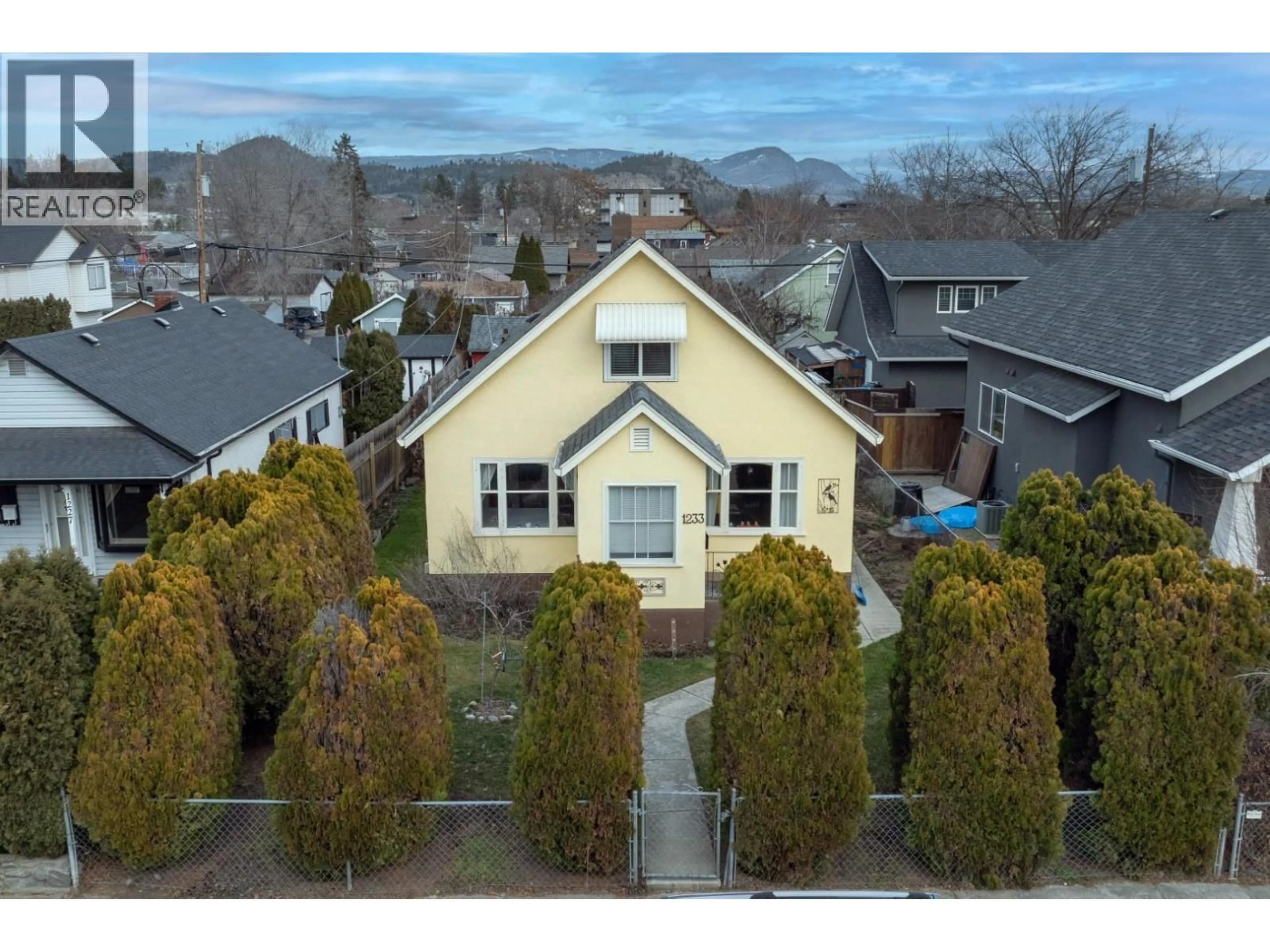 A pic from outside/outdoor area/front of a property/back of a property/a pic from drone, street for 1233 ETHEL STREET, Kelowna British Columbia V1Y2W6