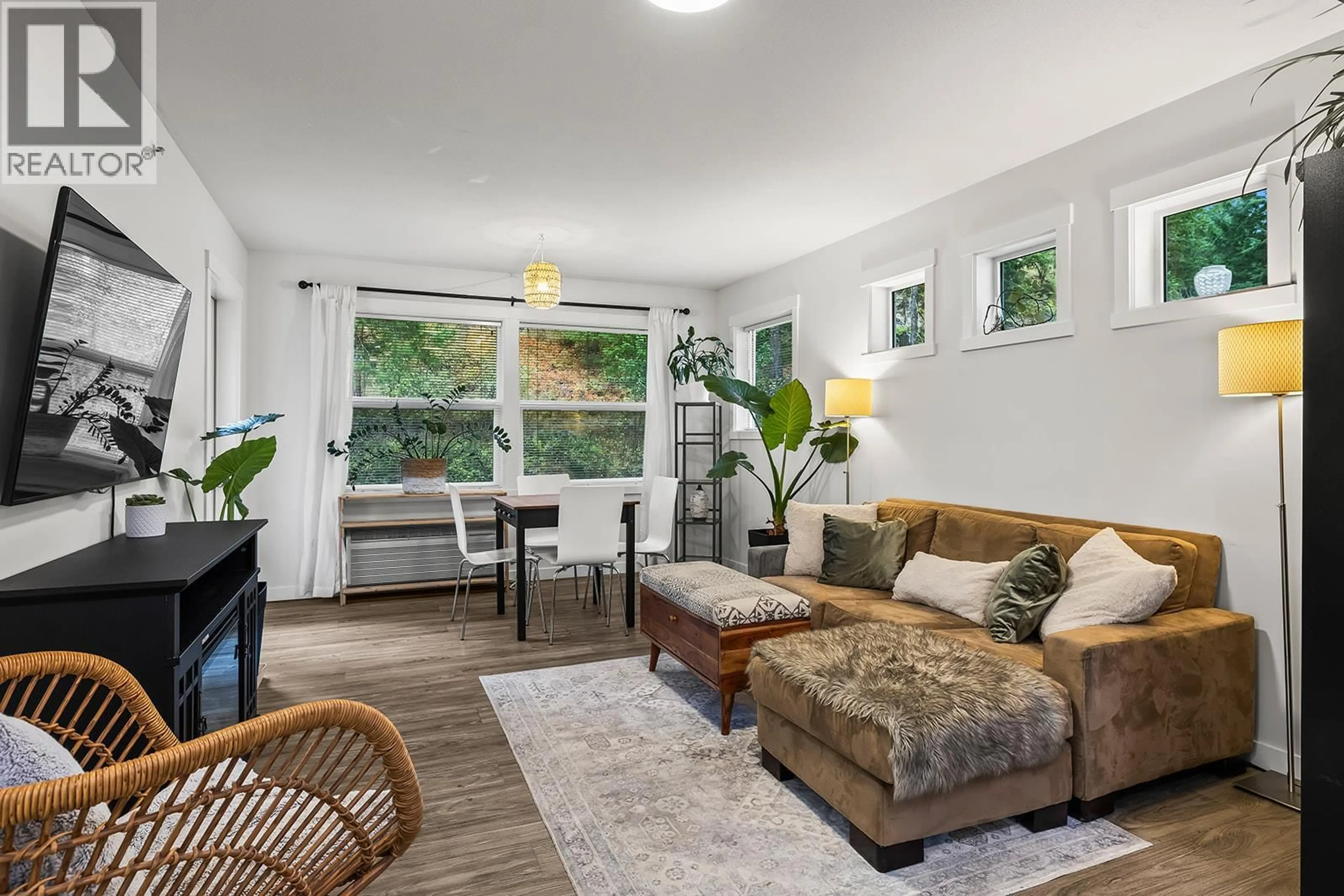Living room with furniture, wood/laminate floor for 314 - 1481 GLENMORE ROAD NORTH, Kelowna British Columbia V1V2C5