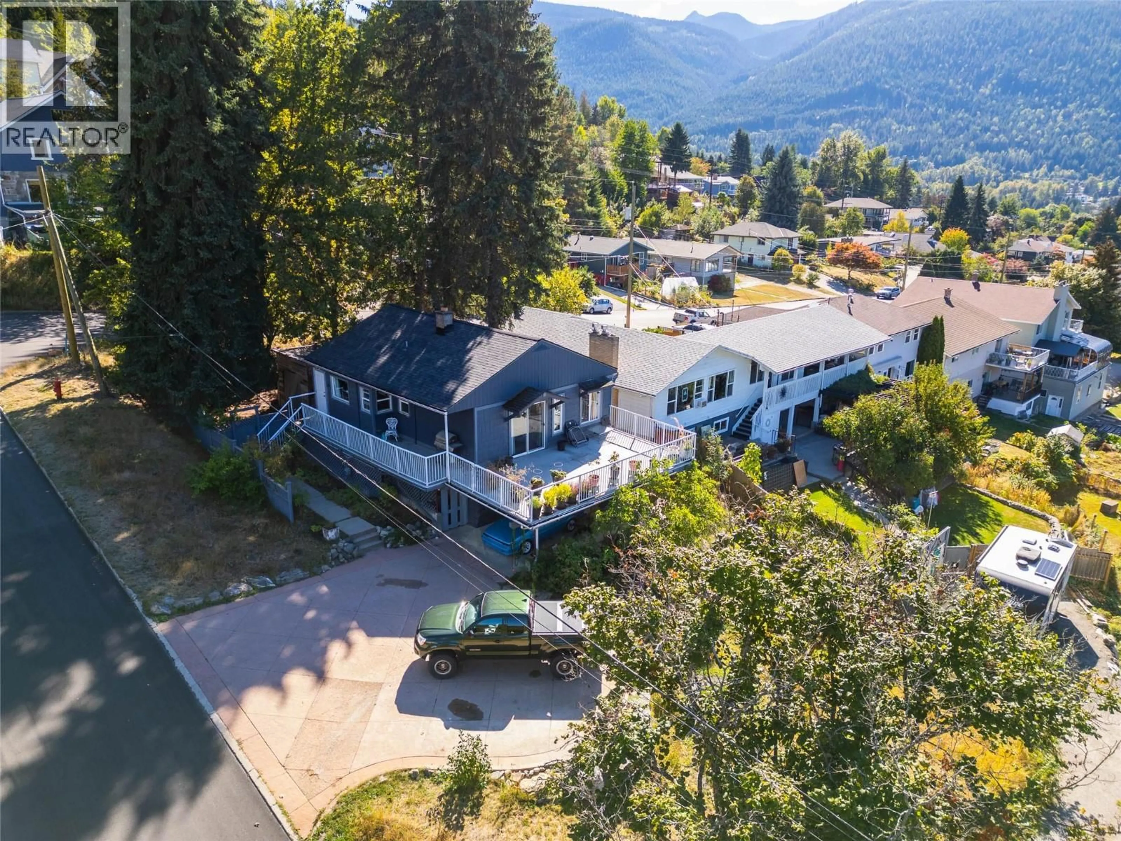 A pic from outside/outdoor area/front of a property/back of a property/a pic from drone, mountain view for 1524 CEDAR STREET, Nelson British Columbia V1L2G3