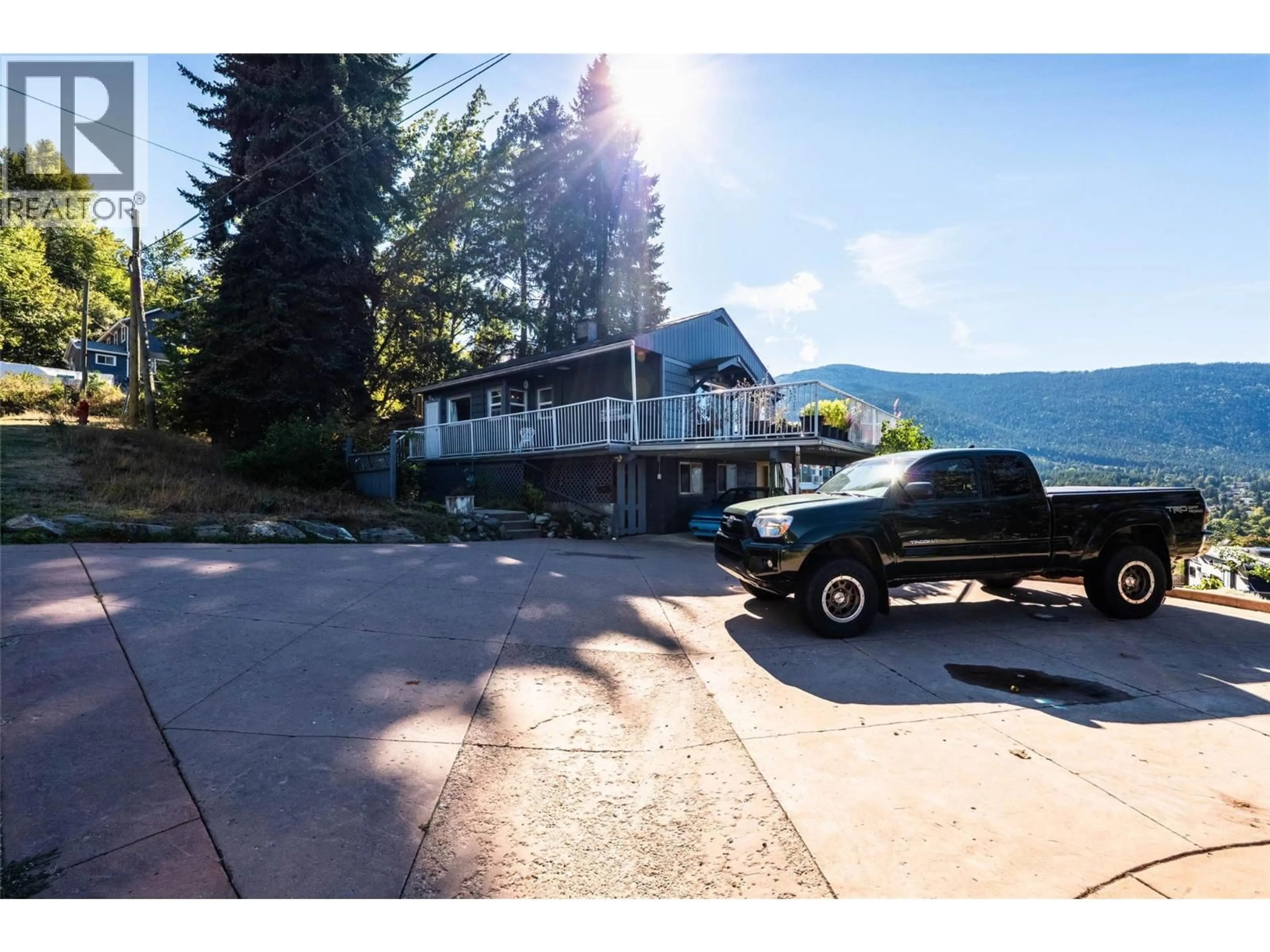 A pic from outside/outdoor area/front of a property/back of a property/a pic from drone, water/lake/river/ocean view for 1524 CEDAR STREET, Nelson British Columbia V1L2G3