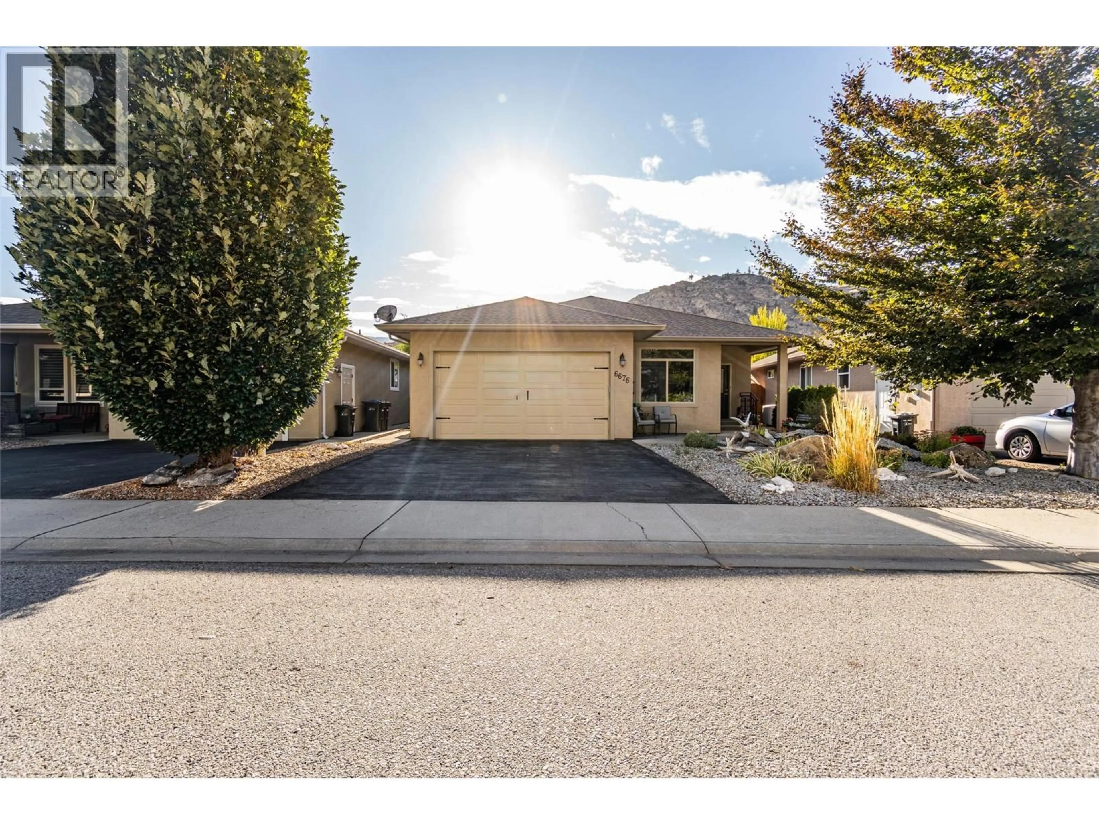 A pic from outside/outdoor area/front of a property/back of a property/a pic from drone, street for 6676 OXBOW CRESCENT, Oliver British Columbia V0H1T4