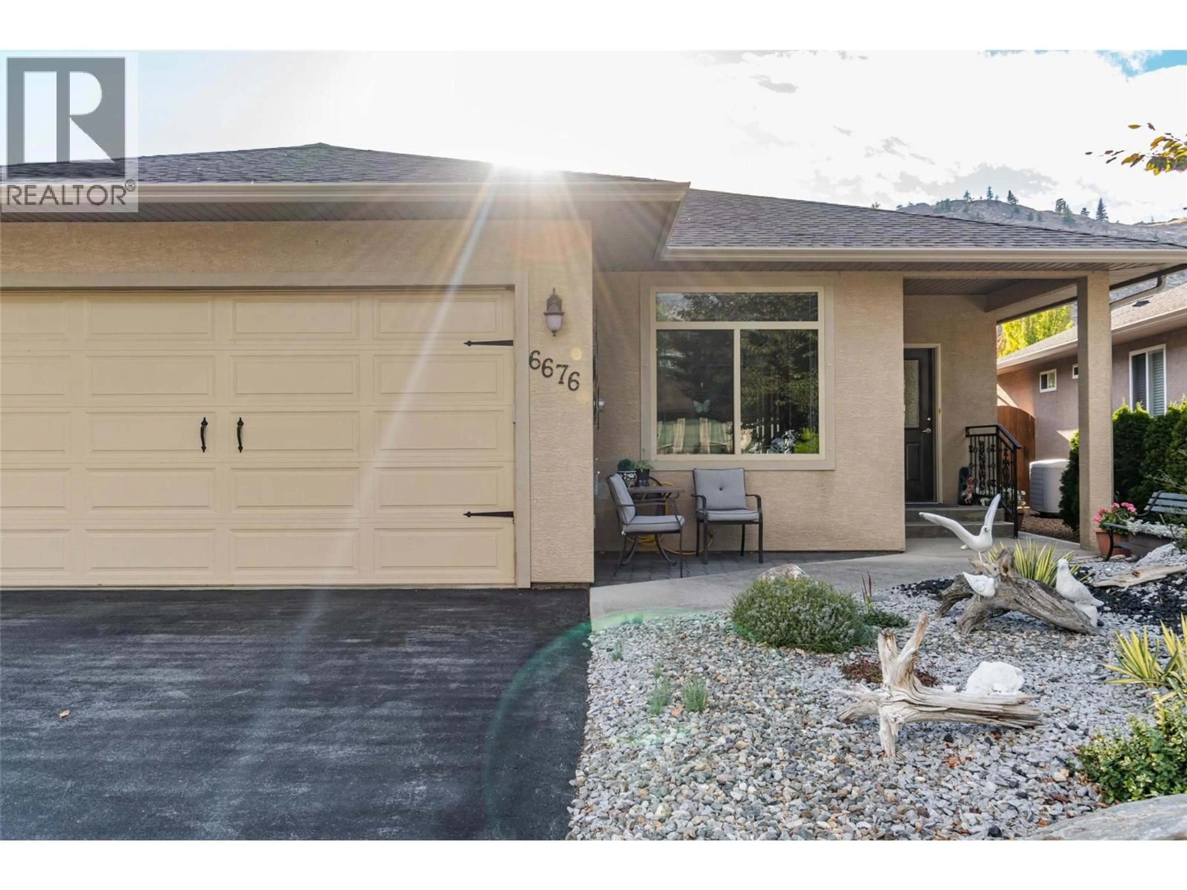 Home with vinyl exterior material, street for 6676 OXBOW CRESCENT, Oliver British Columbia V0H1T4