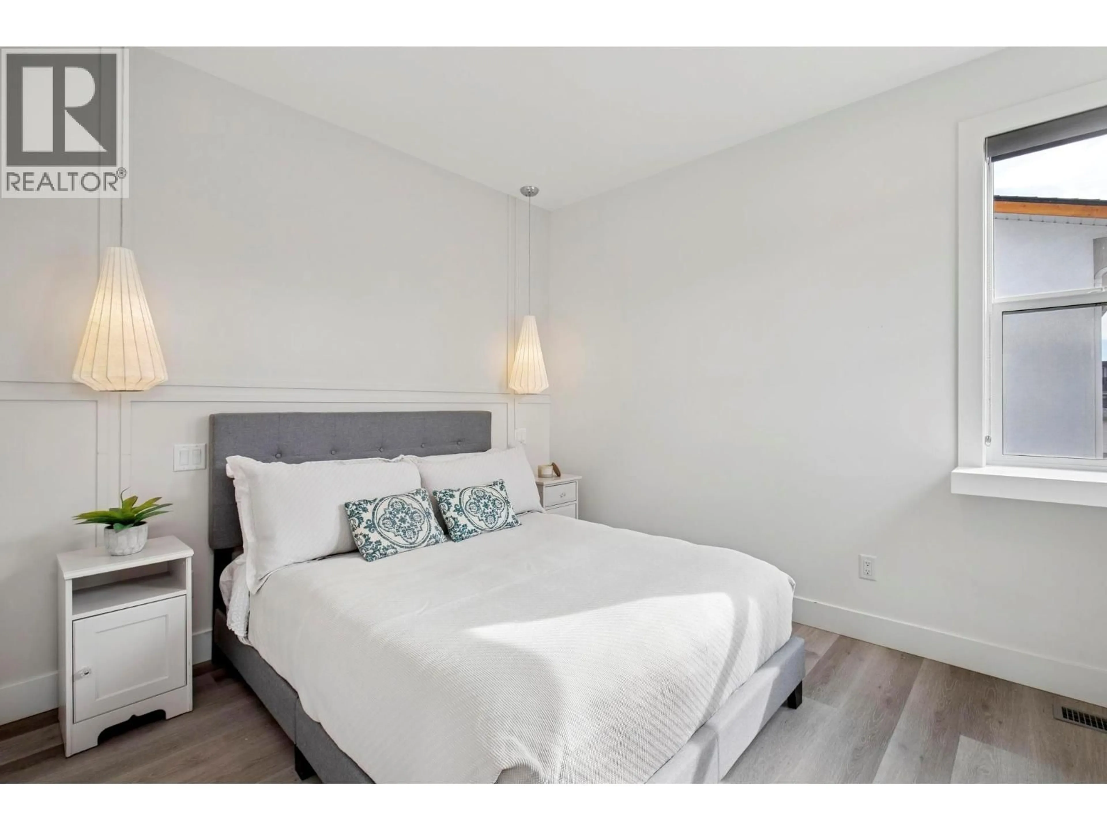 Bedroom with bed, wood/laminate floor for 966 FULLER AVENUE, Kelowna British Columbia V1Y6X4