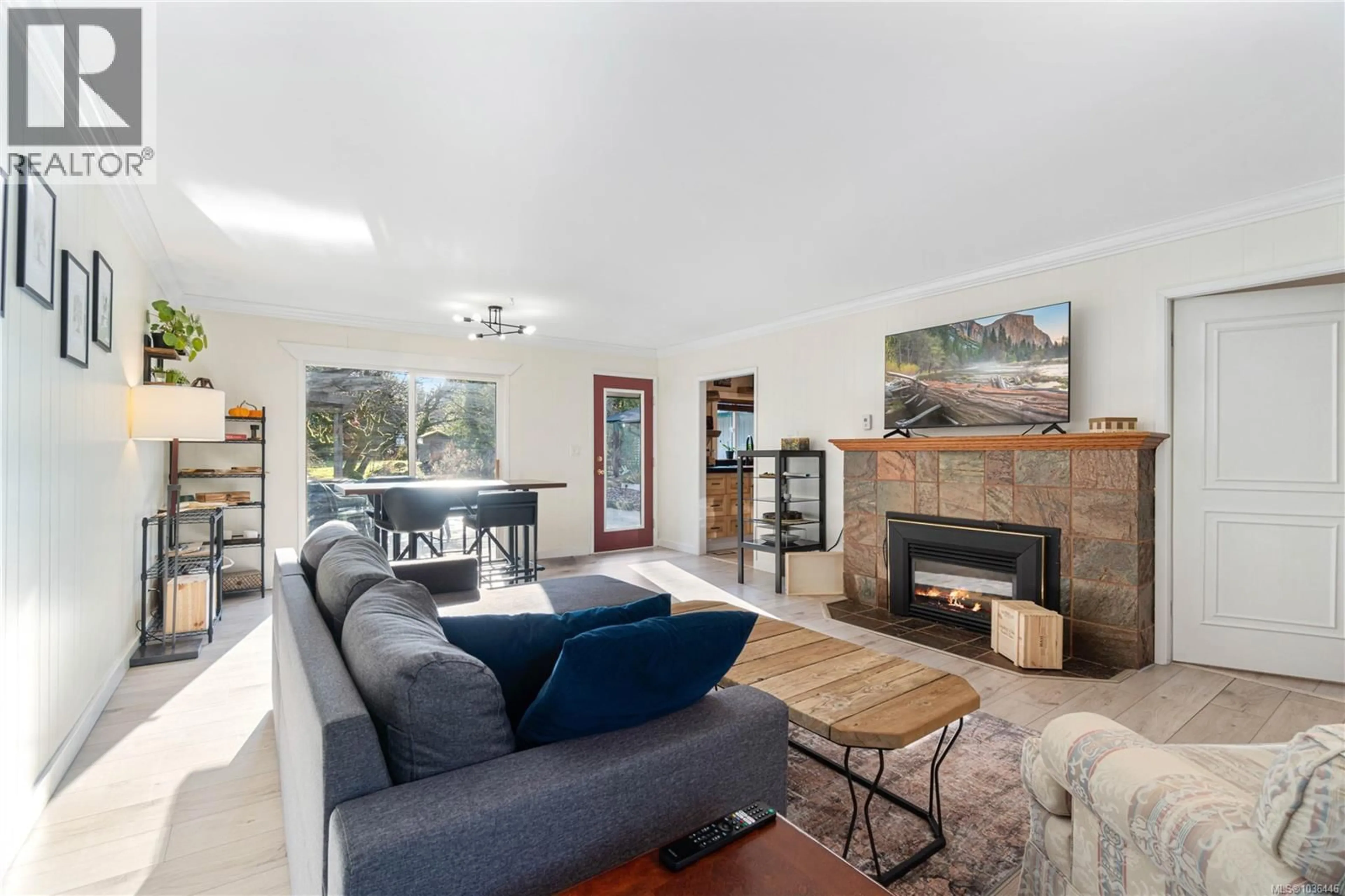 Living room with furniture, unknown for 3872 ISLAND HIGHWAY WEST, Qualicum Beach British Columbia V9K2G9