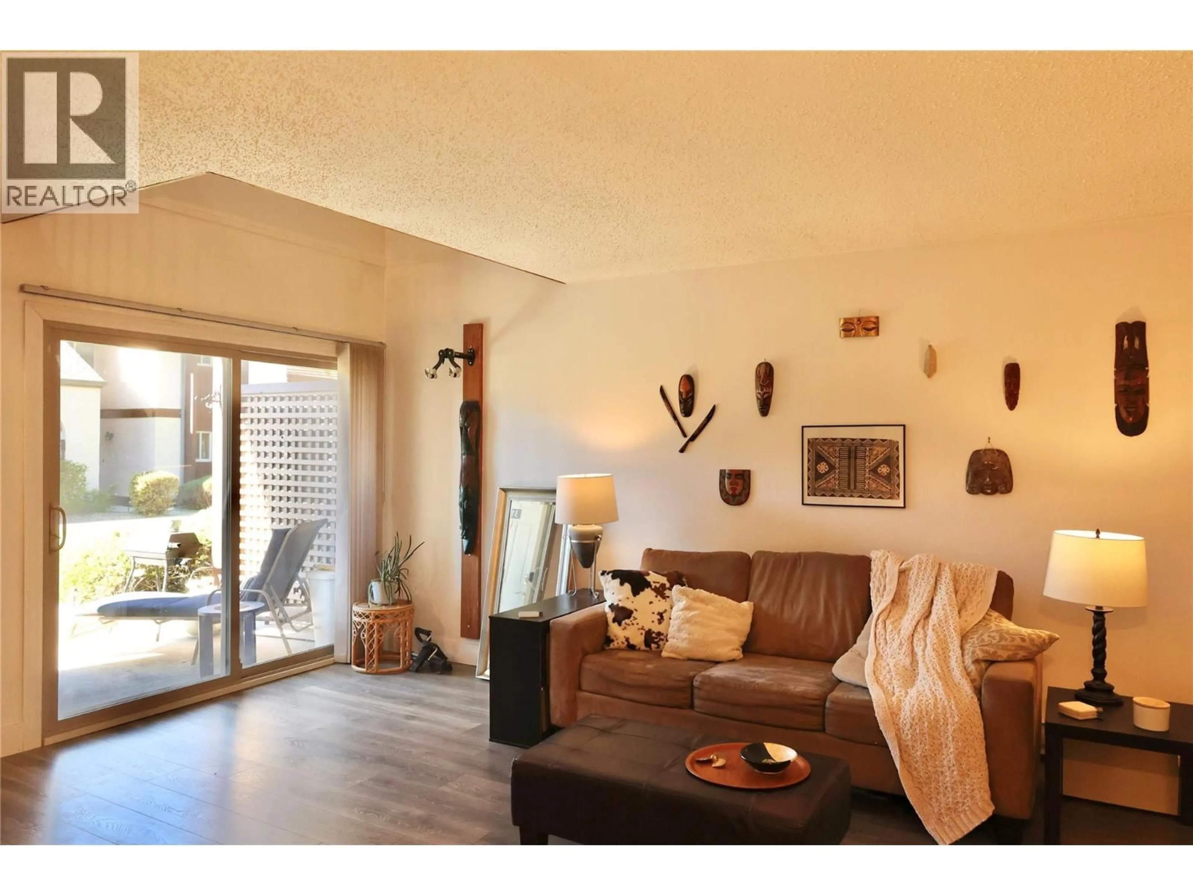 Living room with furniture, wood/laminate floor for 318 - 3140 WILSON STREET, Penticton British Columbia V2A7K4