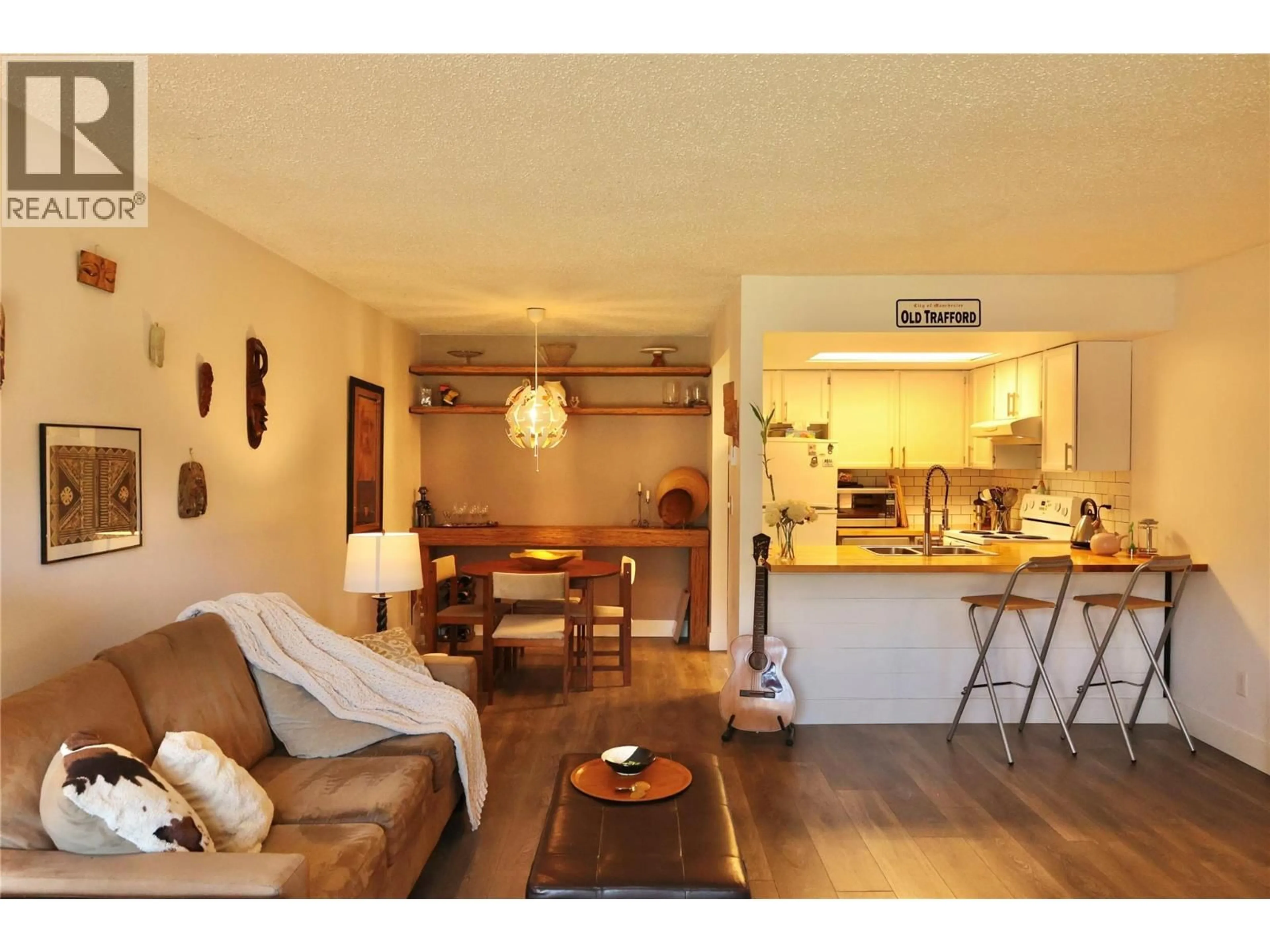 Living room with furniture, wood/laminate floor for 318 - 3140 WILSON STREET, Penticton British Columbia V2A7K4