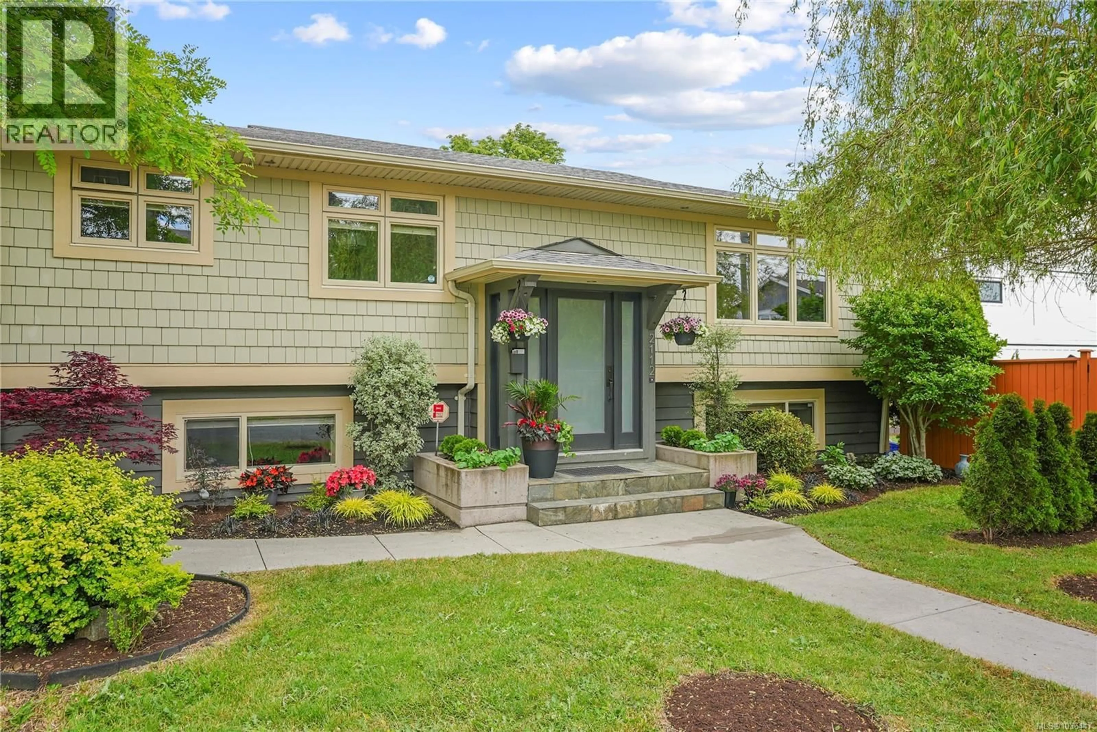 Home with vinyl exterior material, street for 2112 PENTLAND ROAD, Oak Bay British Columbia V8S2W4