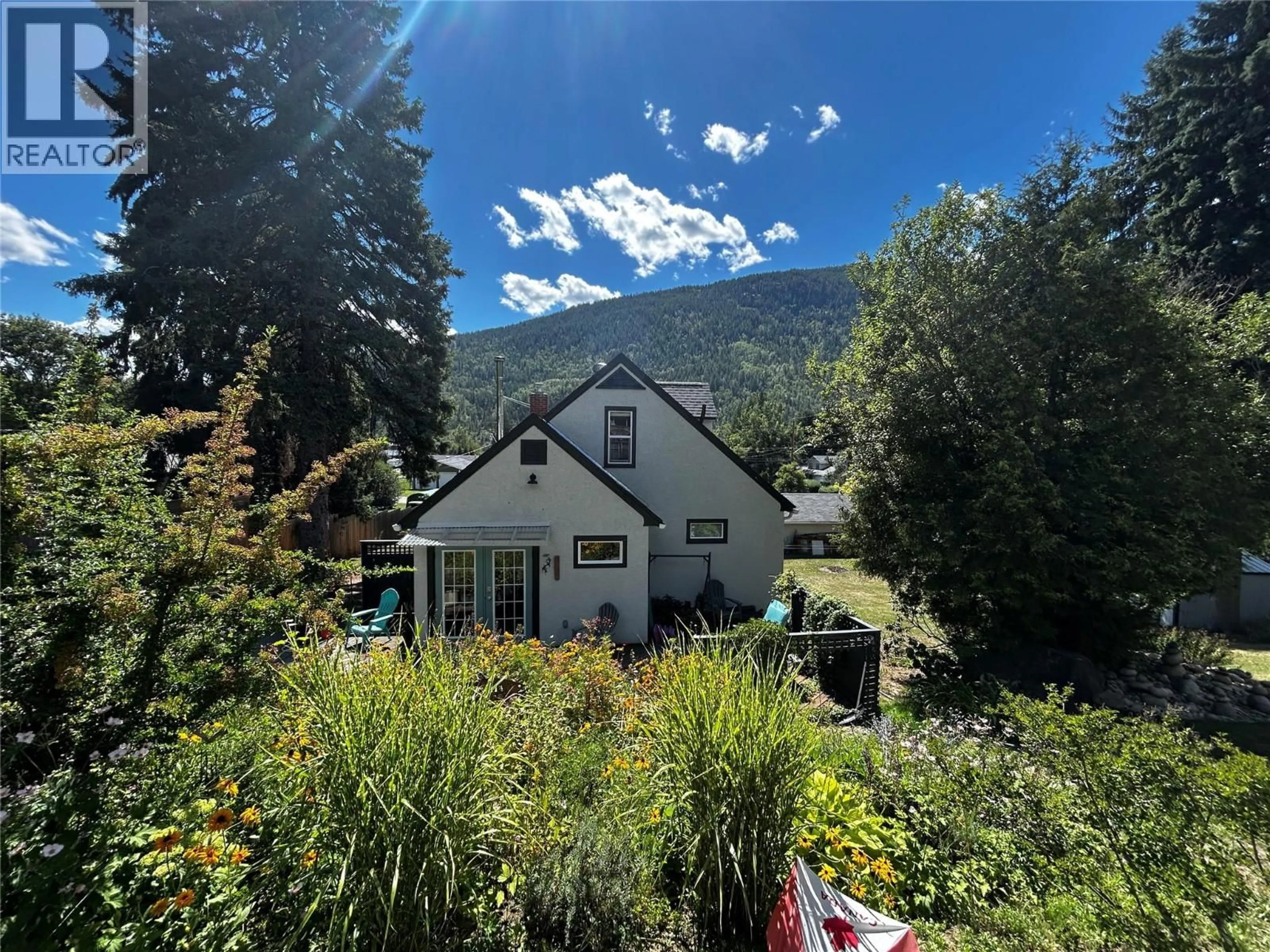 A pic from outside/outdoor area/front of a property/back of a property/a pic from drone, mountain view for 3385 UPPER LEVELS ROAD, Robson British Columbia V0G1X0