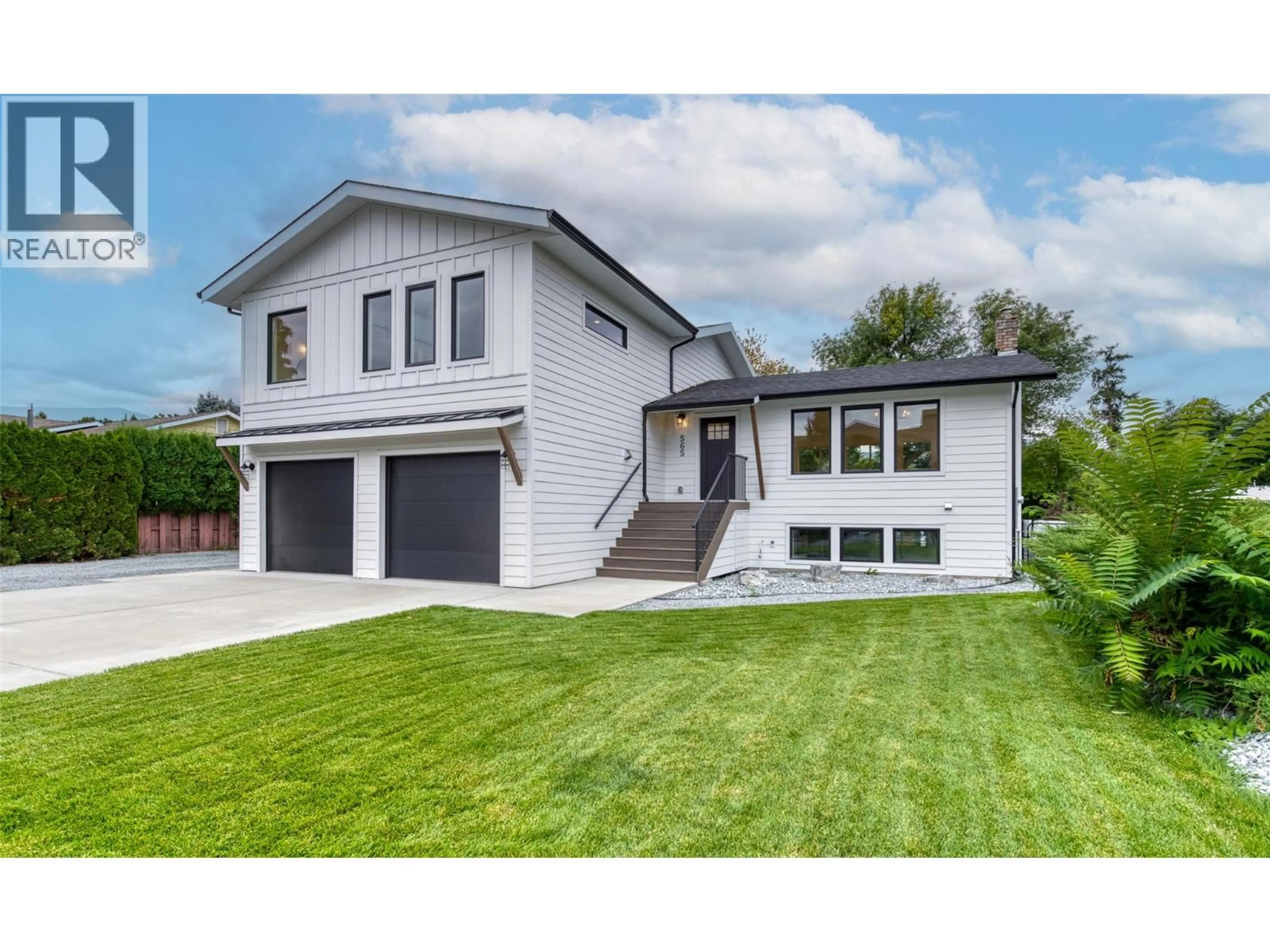 Home with vinyl exterior material, street for 565 SARSONS ROAD, Kelowna British Columbia V1W2X3
