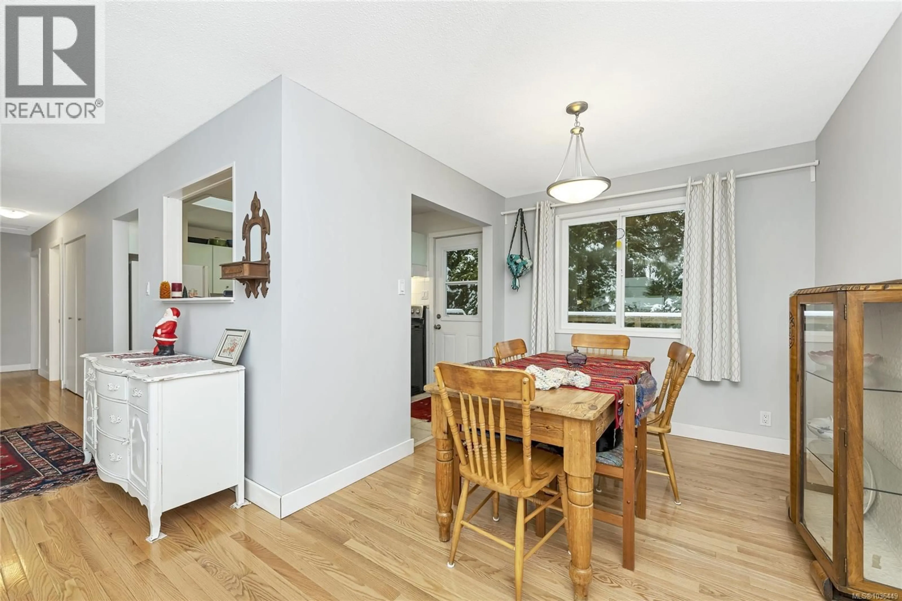 Dining room, wood/laminate floor for 3082 MCCAULEY DRIVE, Nanaimo British Columbia V9T1V8