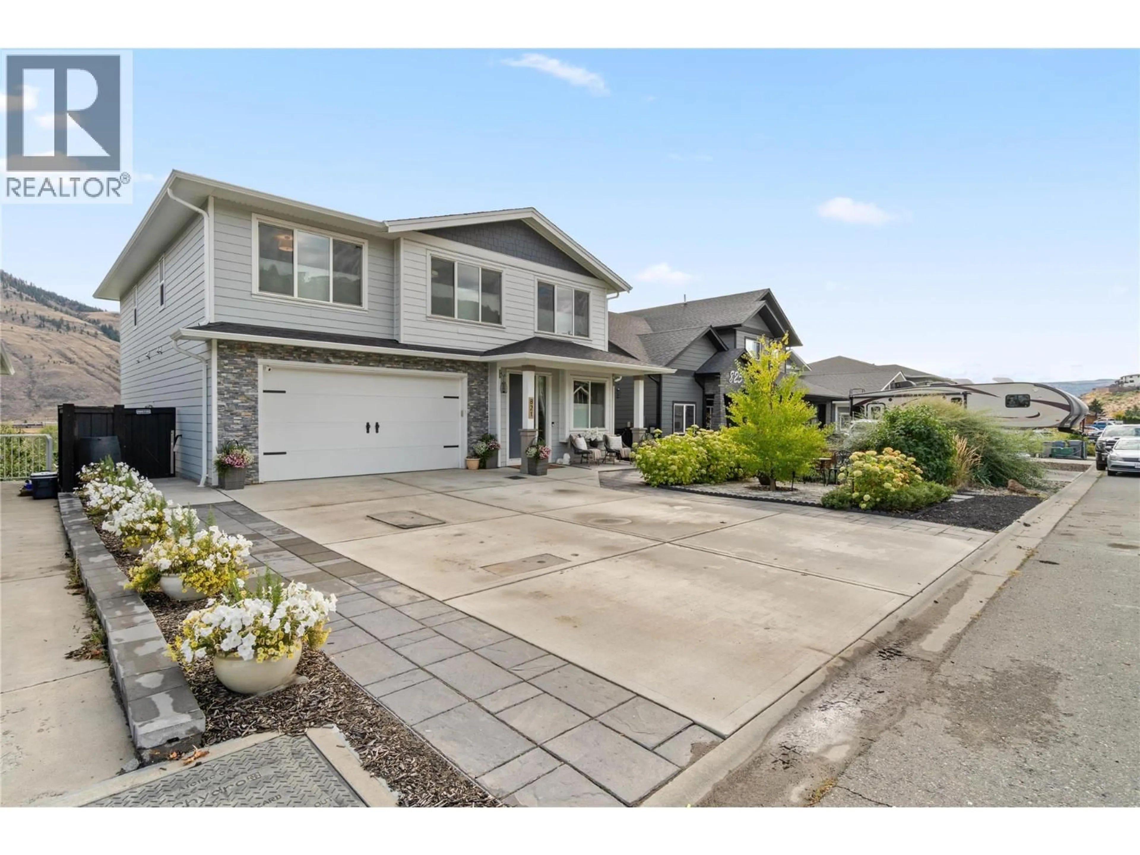 Home with vinyl exterior material, street for 821 WOODRUSH DRIVE, Kamloops British Columbia V2B0E3