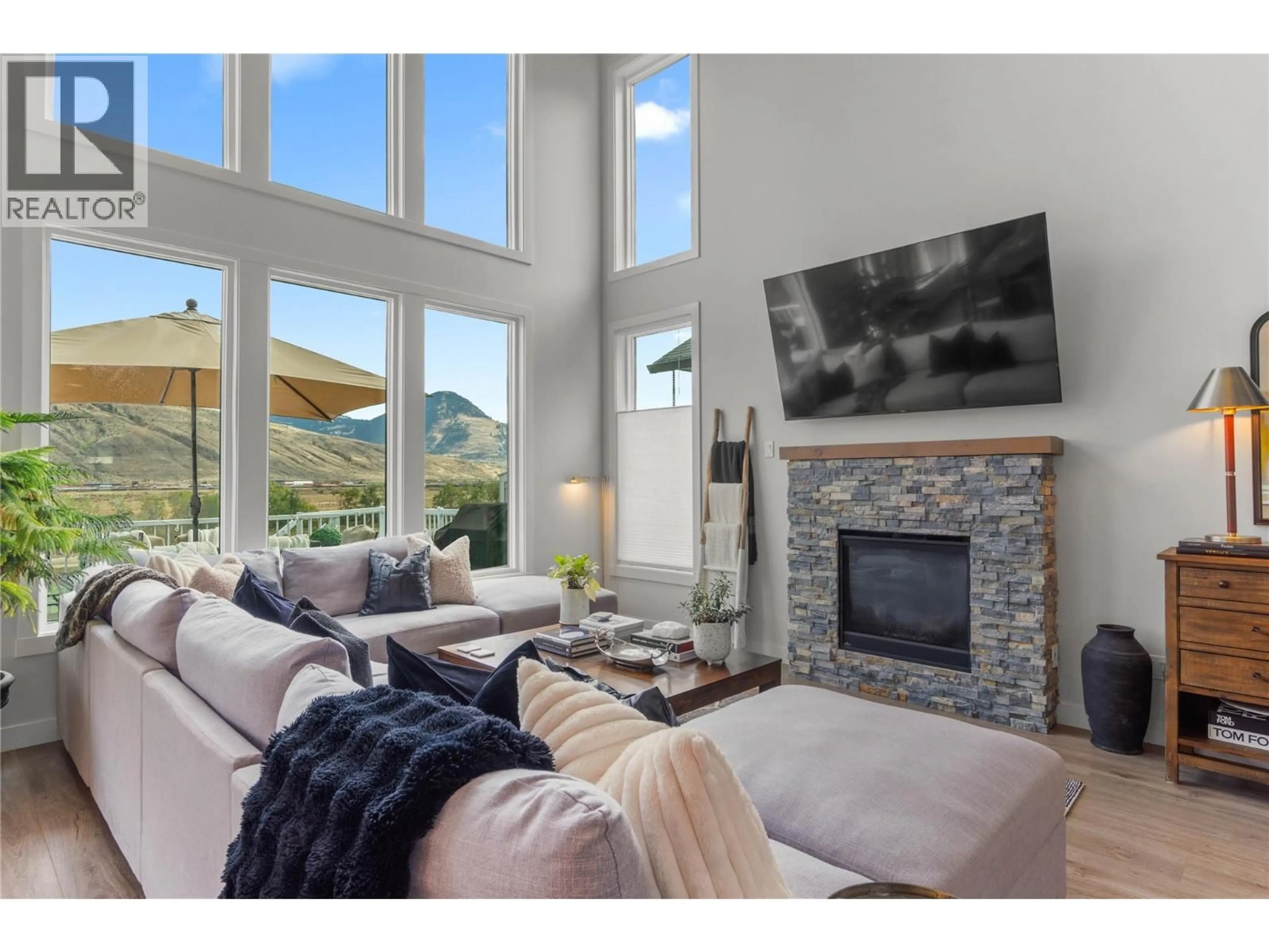 Living room with furniture, unknown for 821 WOODRUSH DRIVE, Kamloops British Columbia V2B0E3