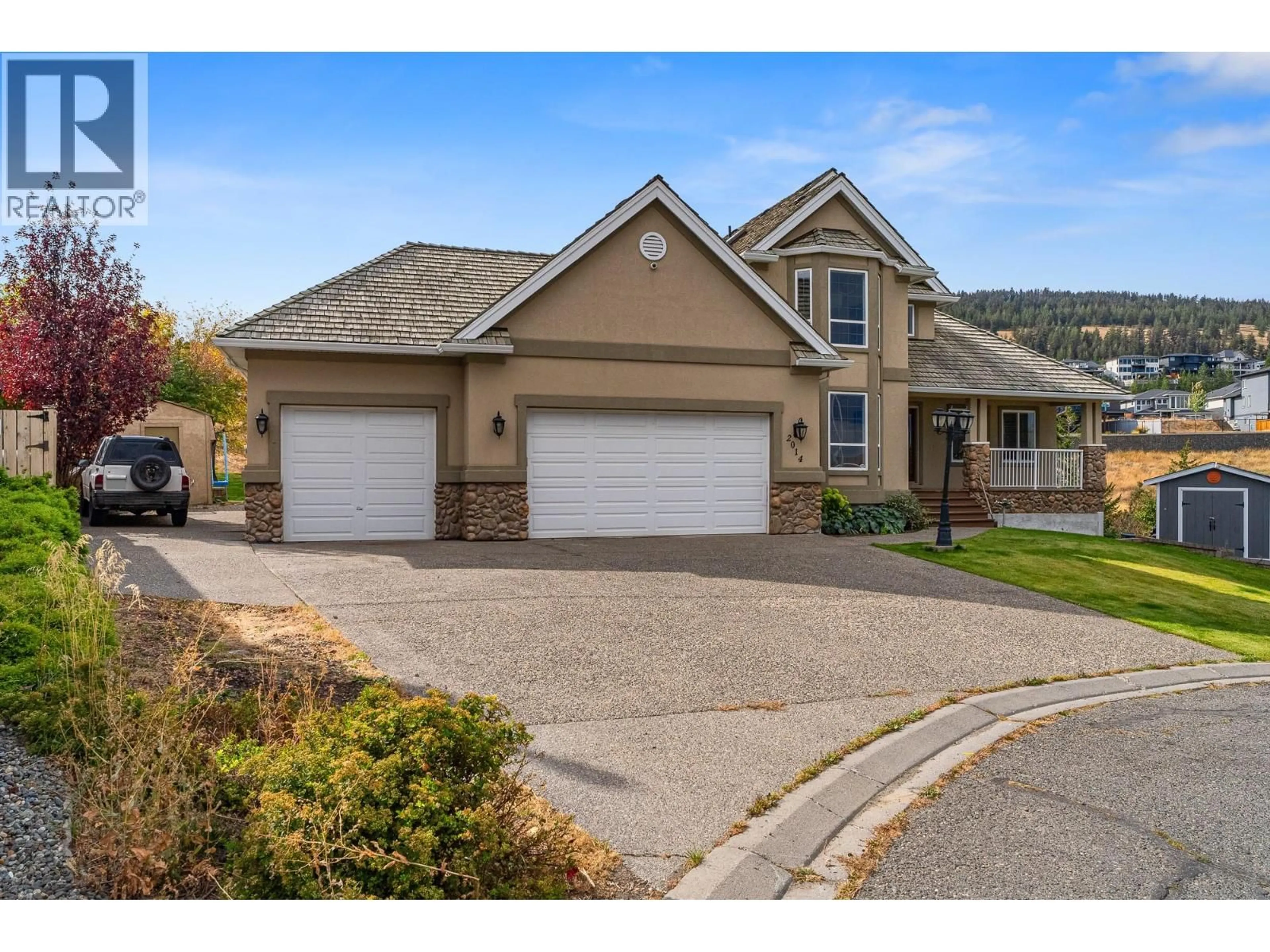 Home with vinyl exterior material, street for 2014 MUIRFIELD ROAD, Kamloops British Columbia V1S1S6