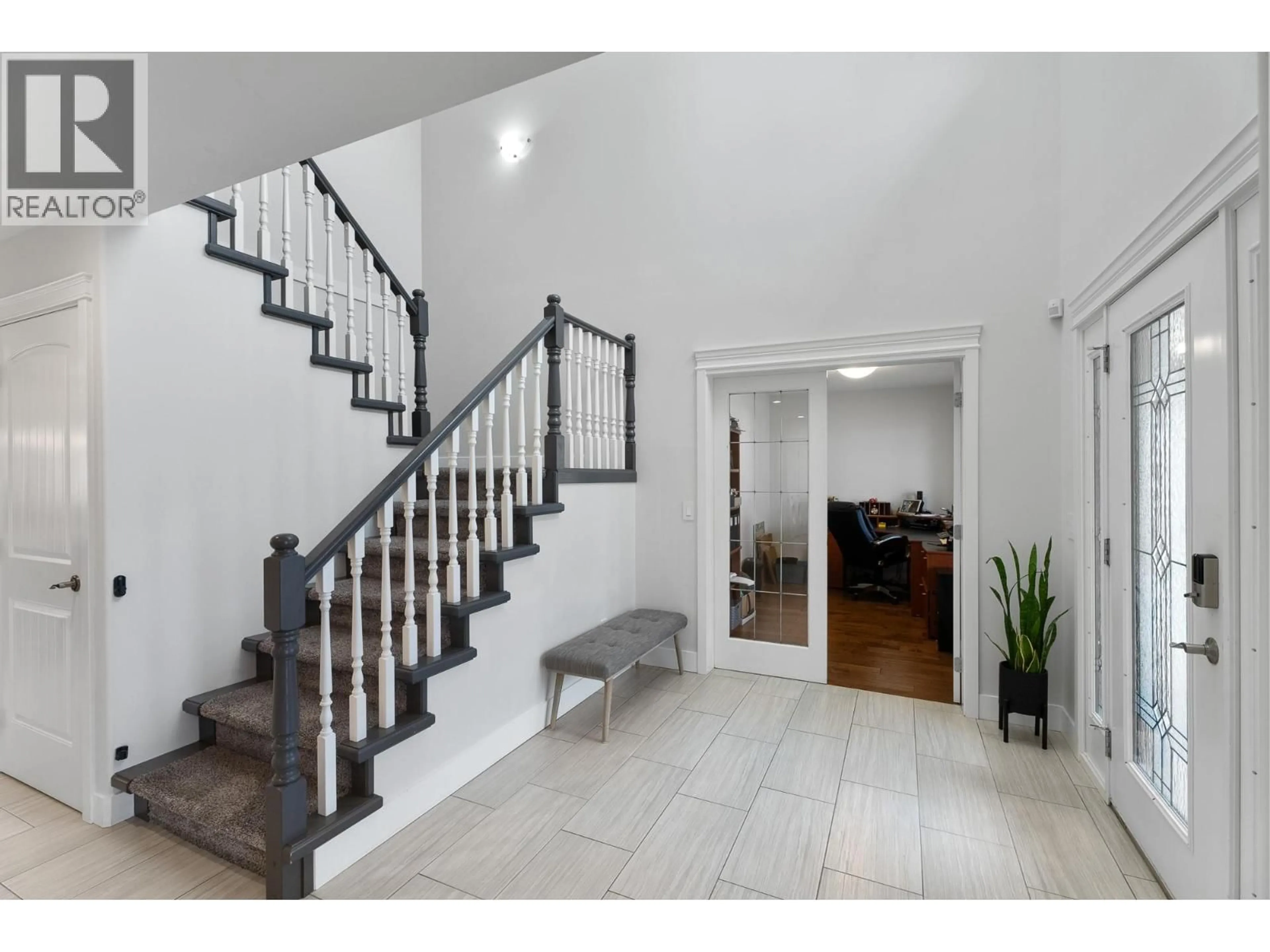 Indoor foyer for 2014 MUIRFIELD ROAD, Kamloops British Columbia V1S1S6