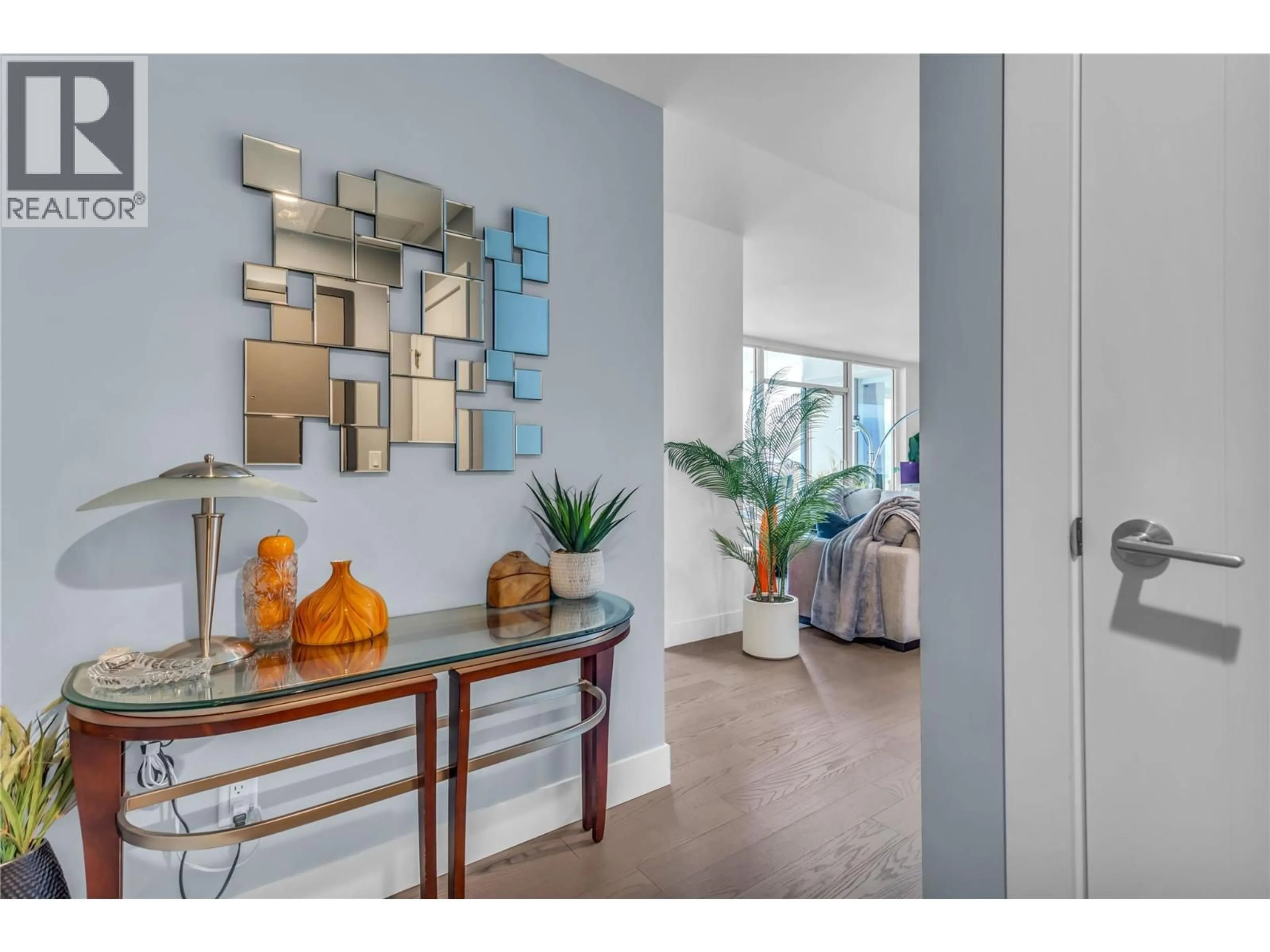 Indoor entryway for 2004 - 1181 SUNSET DRIVE, Kelowna British Columbia V1Y0L4