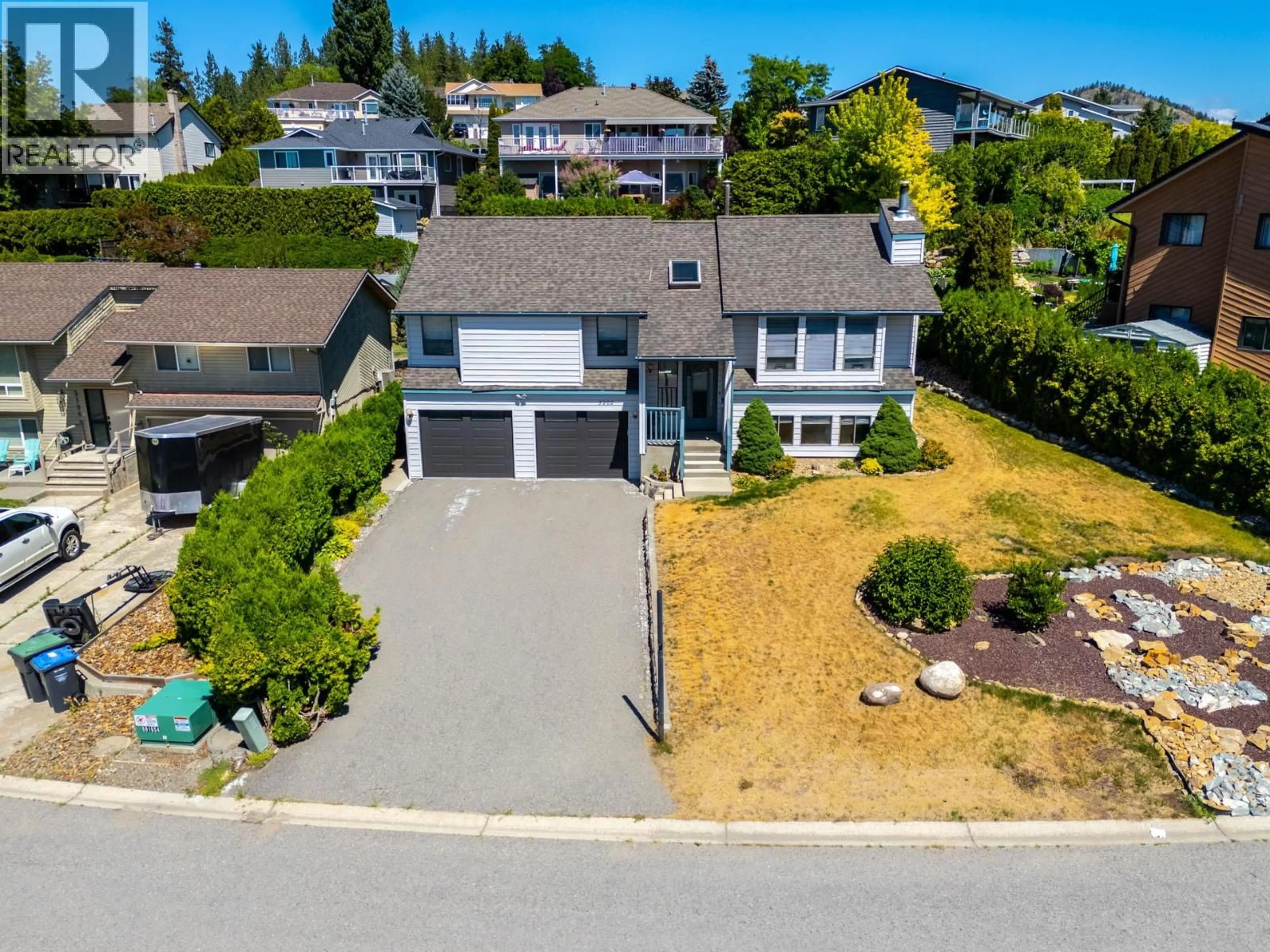 A pic from outside/outdoor area/front of a property/back of a property/a pic from drone, street for 3202 SUNSET PLACE, West Kelowna British Columbia V4T1S3