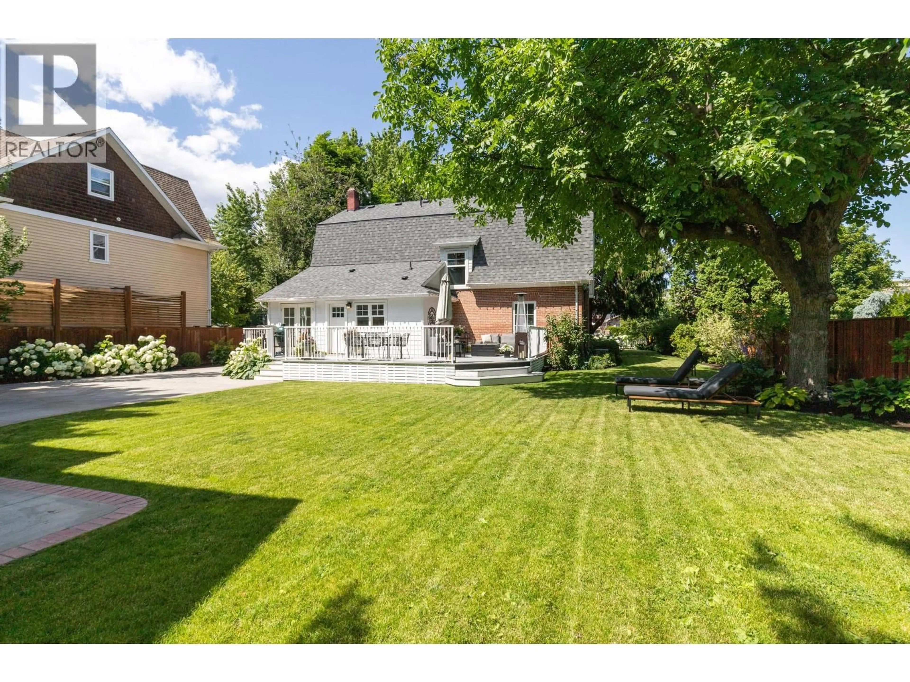 A pic from outside/outdoor area/front of a property/back of a property/a pic from drone, street for 1001 LAWRENCE AVENUE, Kelowna British Columbia V1Y6M3