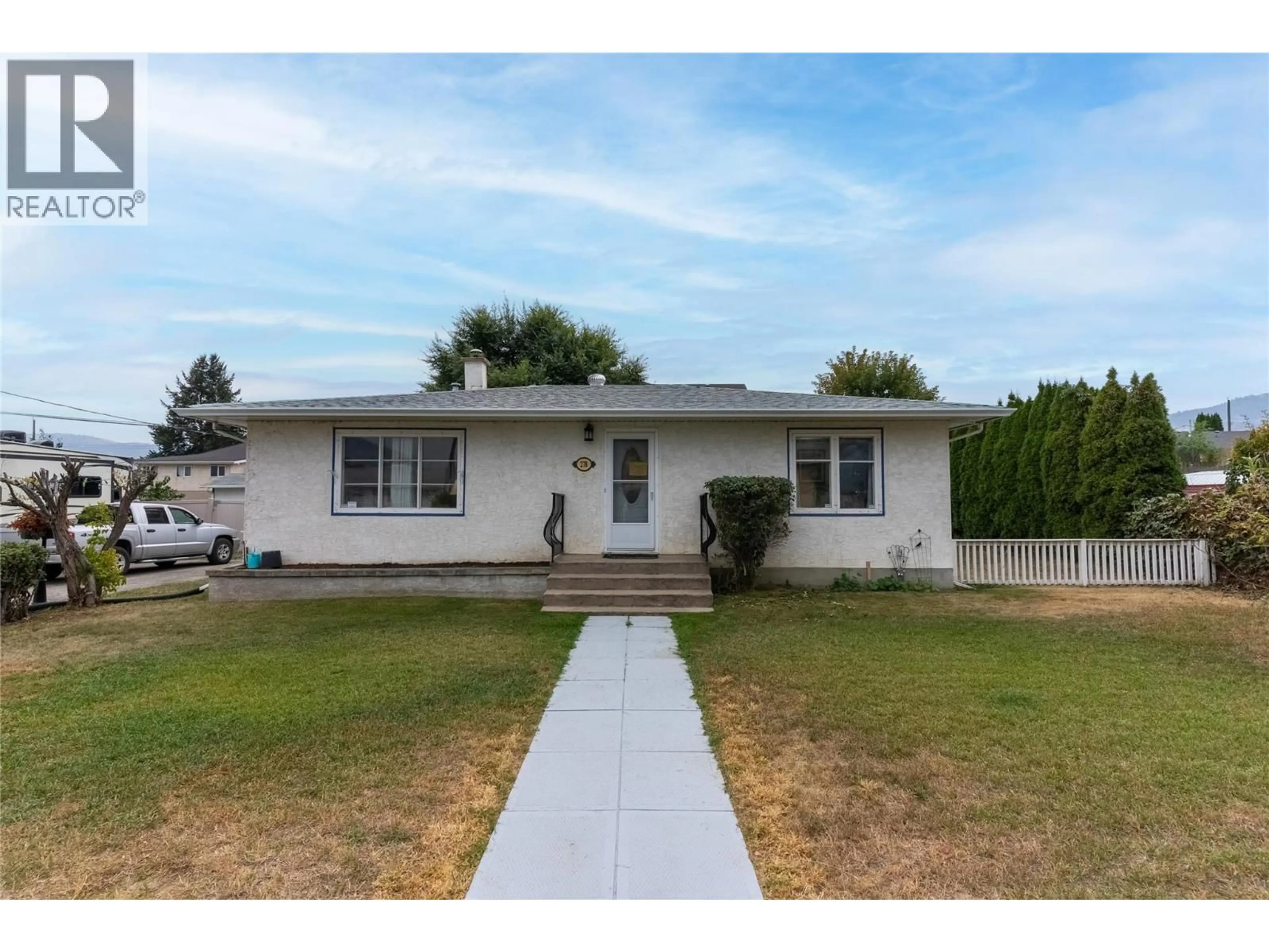 Home with vinyl exterior material, street for 278 OAK ROAD, Kamloops British Columbia V2B1K8