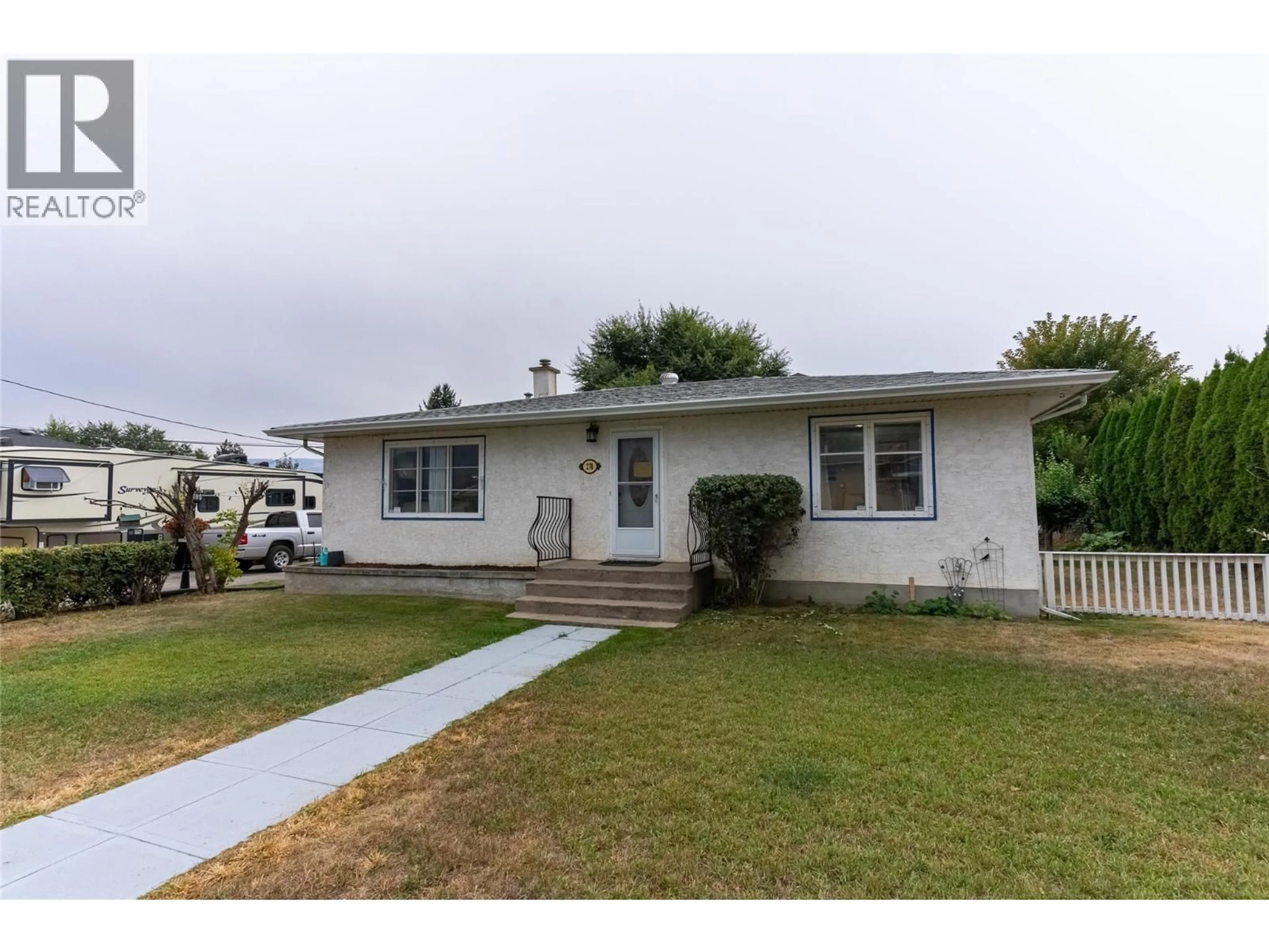 Home with vinyl exterior material, street for 278 OAK ROAD, Kamloops British Columbia V2B1K8