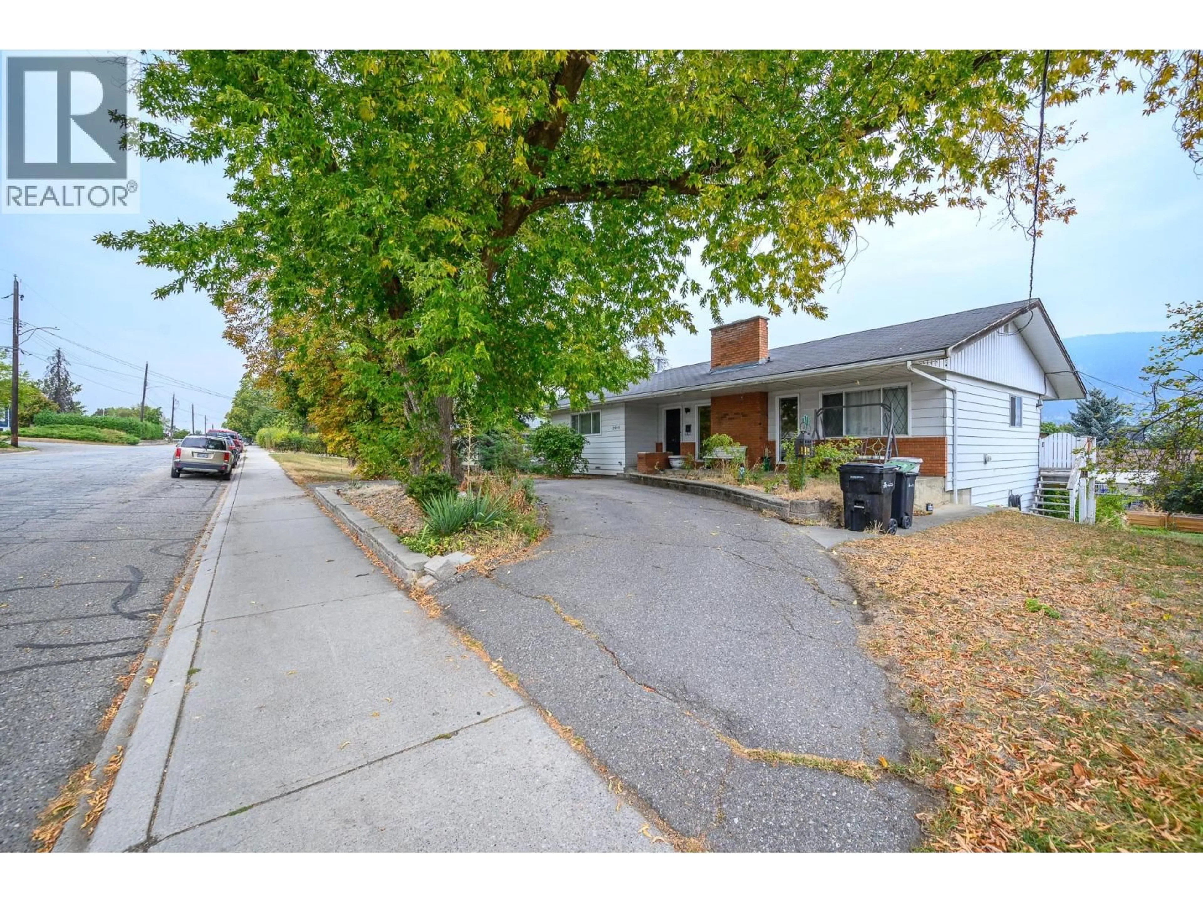 A pic from outside/outdoor area/front of a property/back of a property/a pic from drone, street for 2505 18 STREET, Vernon British Columbia V1T4A3