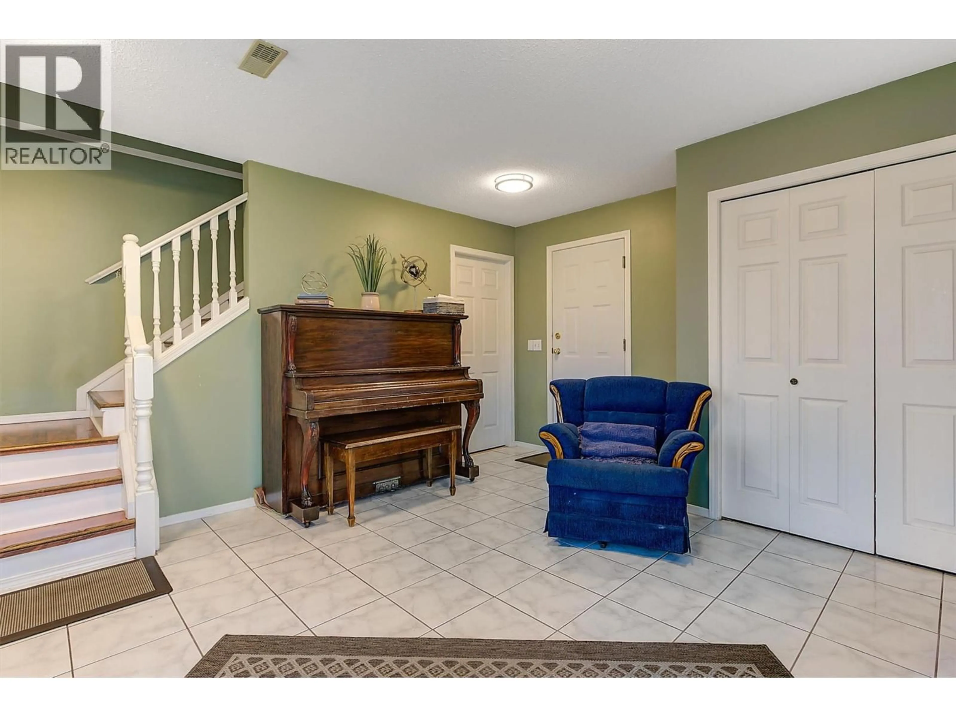 Indoor entryway for 213 DRYSDALE BOULEVARD, Kelowna British Columbia V1V1X1