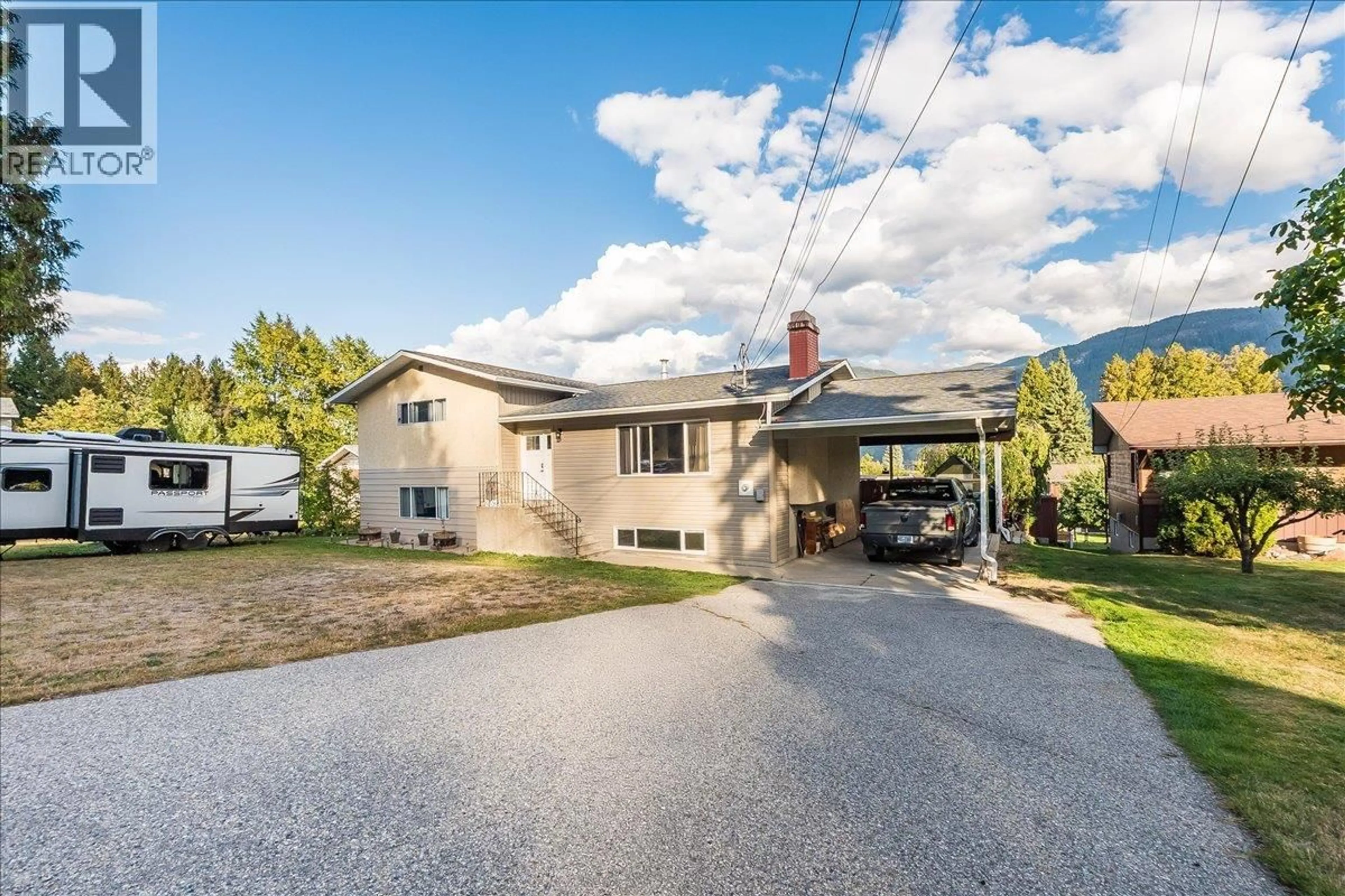 A pic from outside/outdoor area/front of a property/back of a property/a pic from drone, unknown for 2621 10TH AVENUE, Castlegar British Columbia V1N3A4