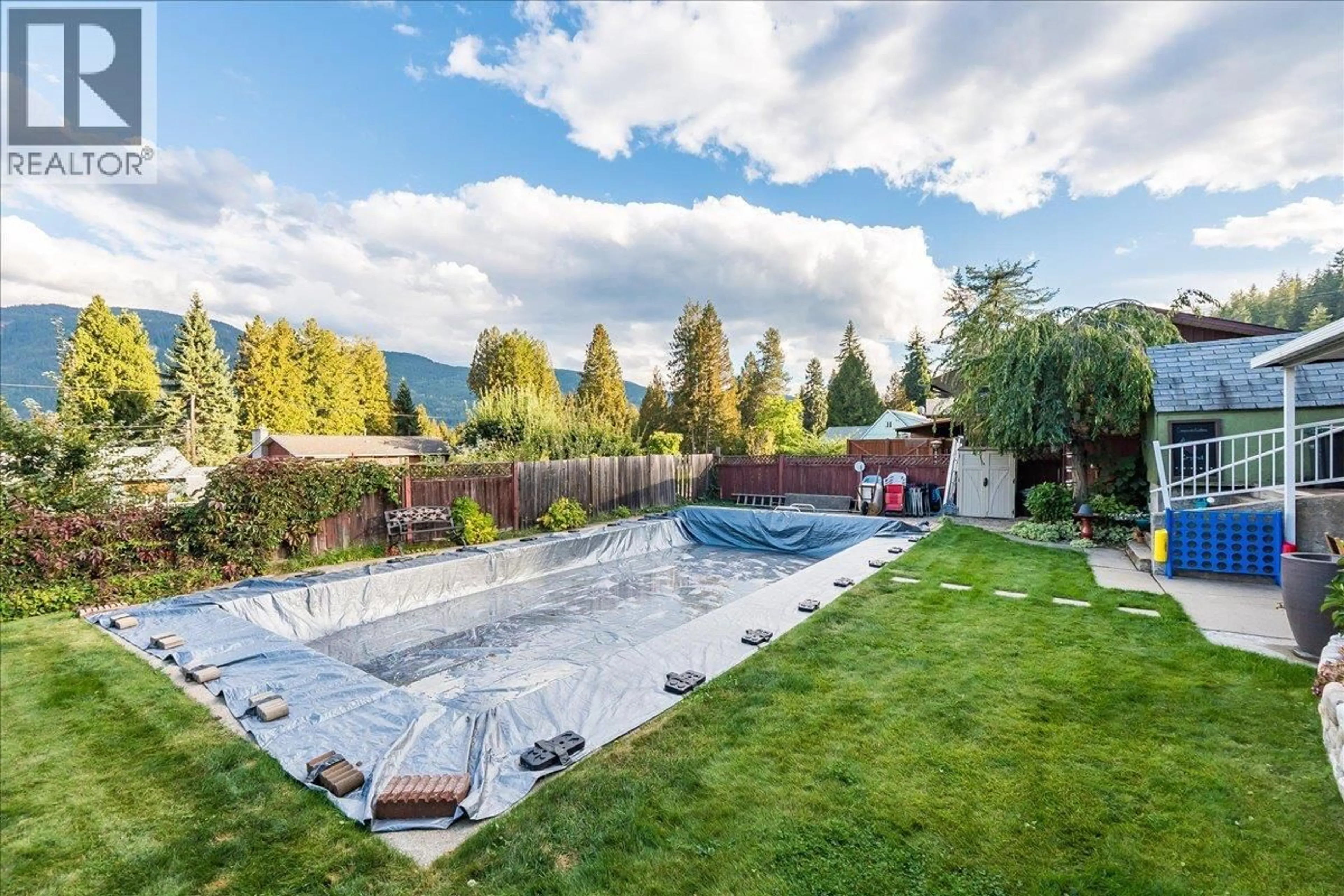 Pool for 2621 10TH AVENUE, Castlegar British Columbia V1N3A4