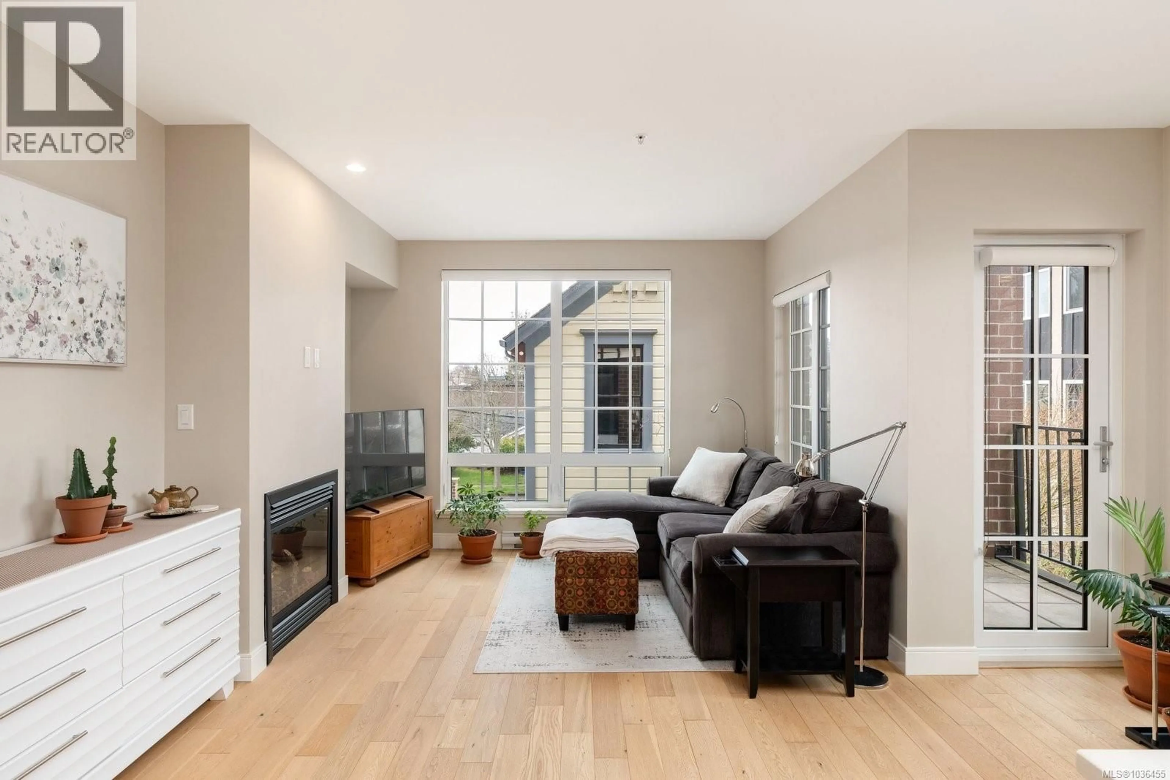 Living room with furniture, wood/laminate floor for 204 - 1011 BURDETT AVENUE, Victoria British Columbia V8V3G9