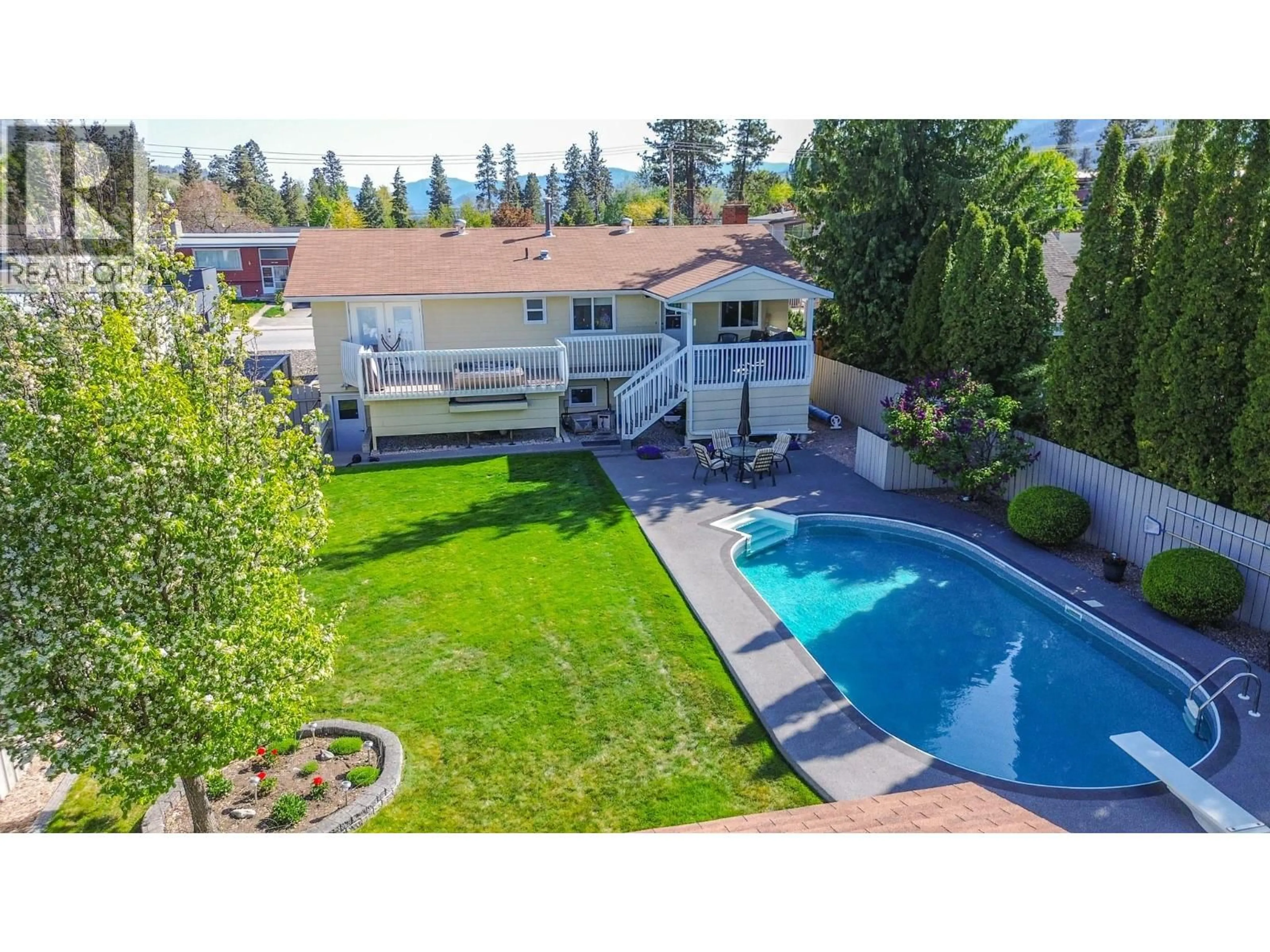 A pic from outside/outdoor area/front of a property/back of a property/a pic from drone, water/lake/river/ocean view for 175 LEE AVENUE, Penticton British Columbia V2A3V9