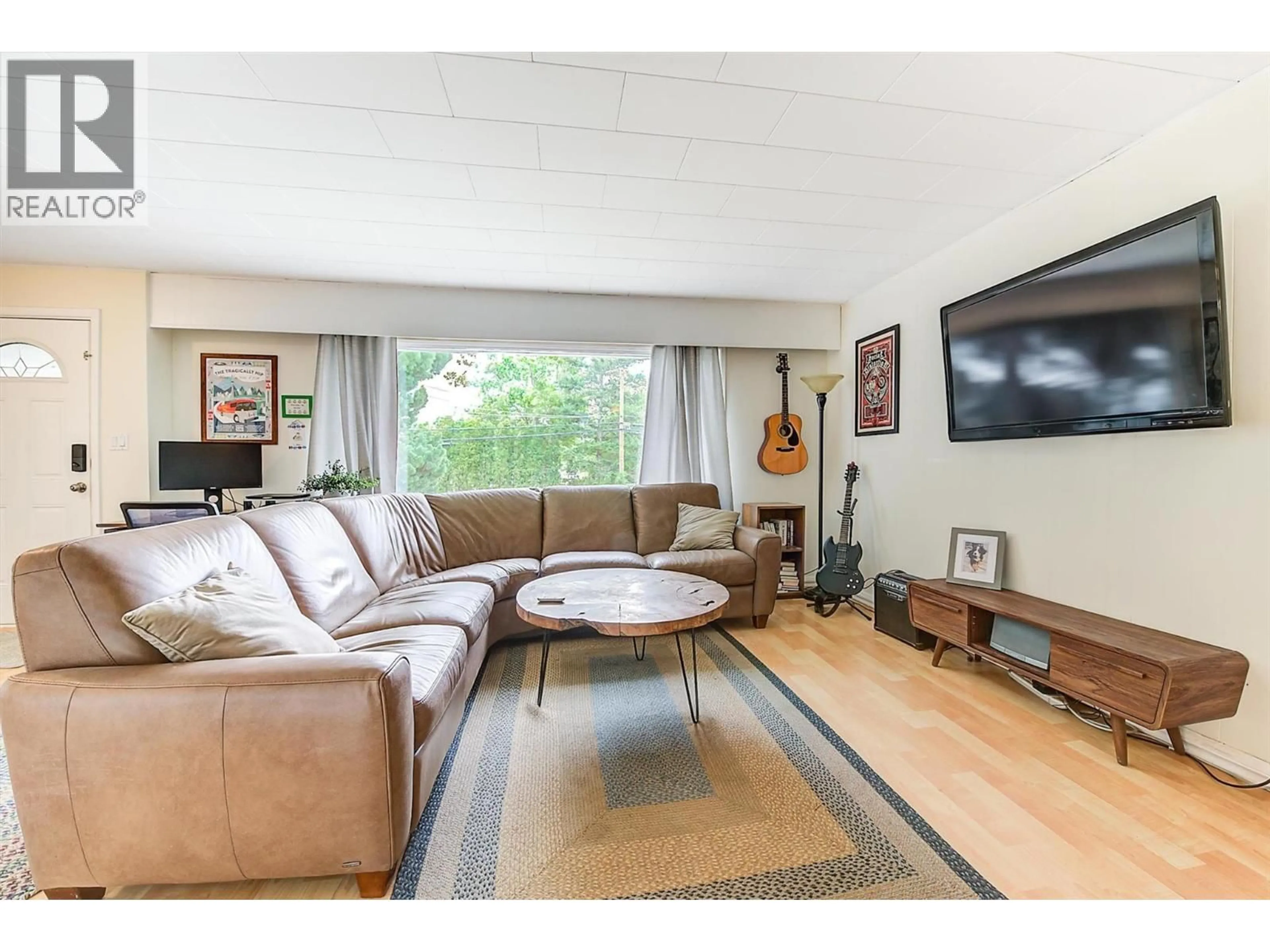 Living room with furniture, wood/laminate floor for 184 SNOWSELL STREET NORTH, Kelowna British Columbia V1V2E2