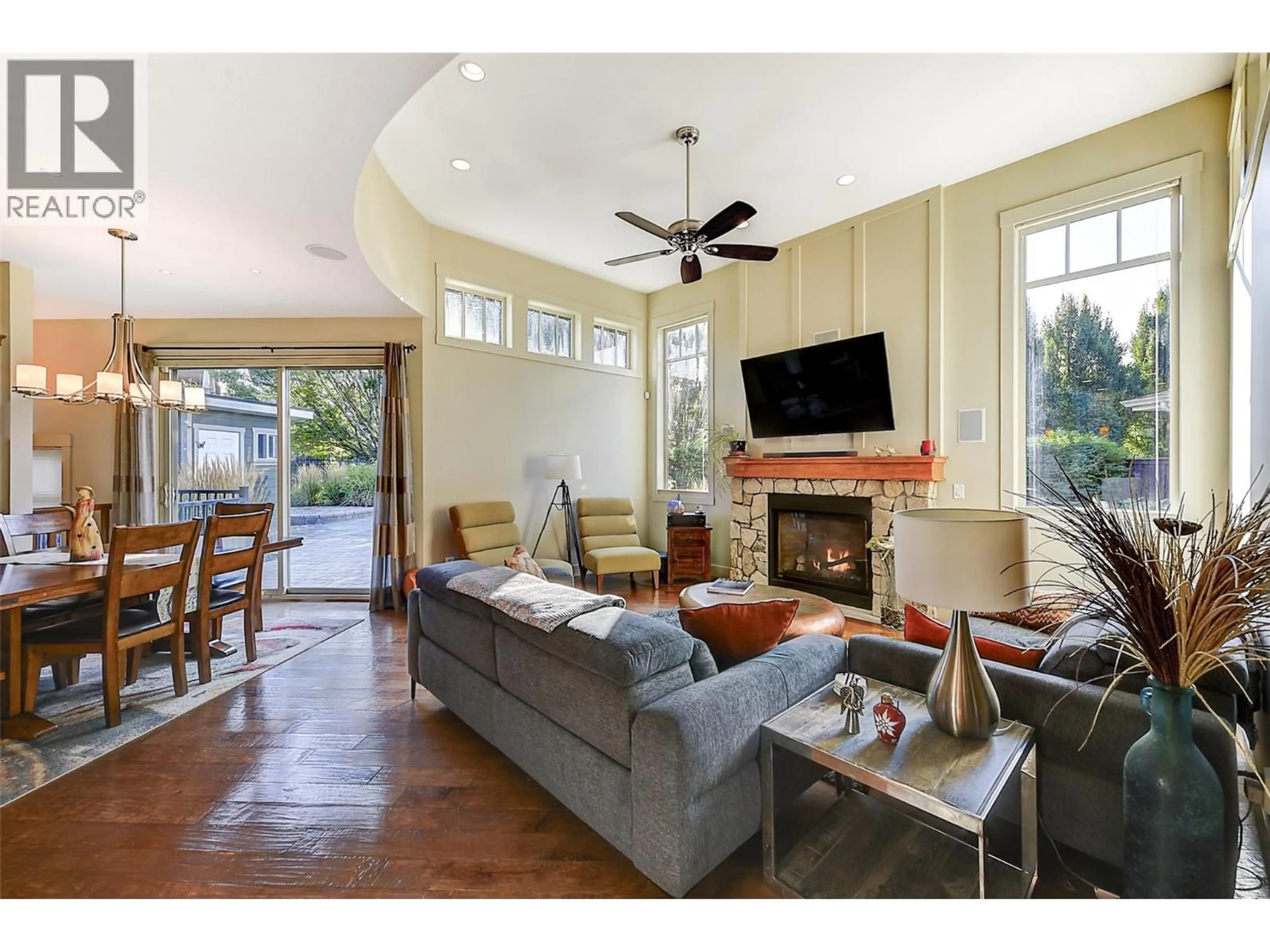 Living room with furniture, unknown for 1147 GLENVIEW COURT, Kelowna British Columbia V1Y0A7