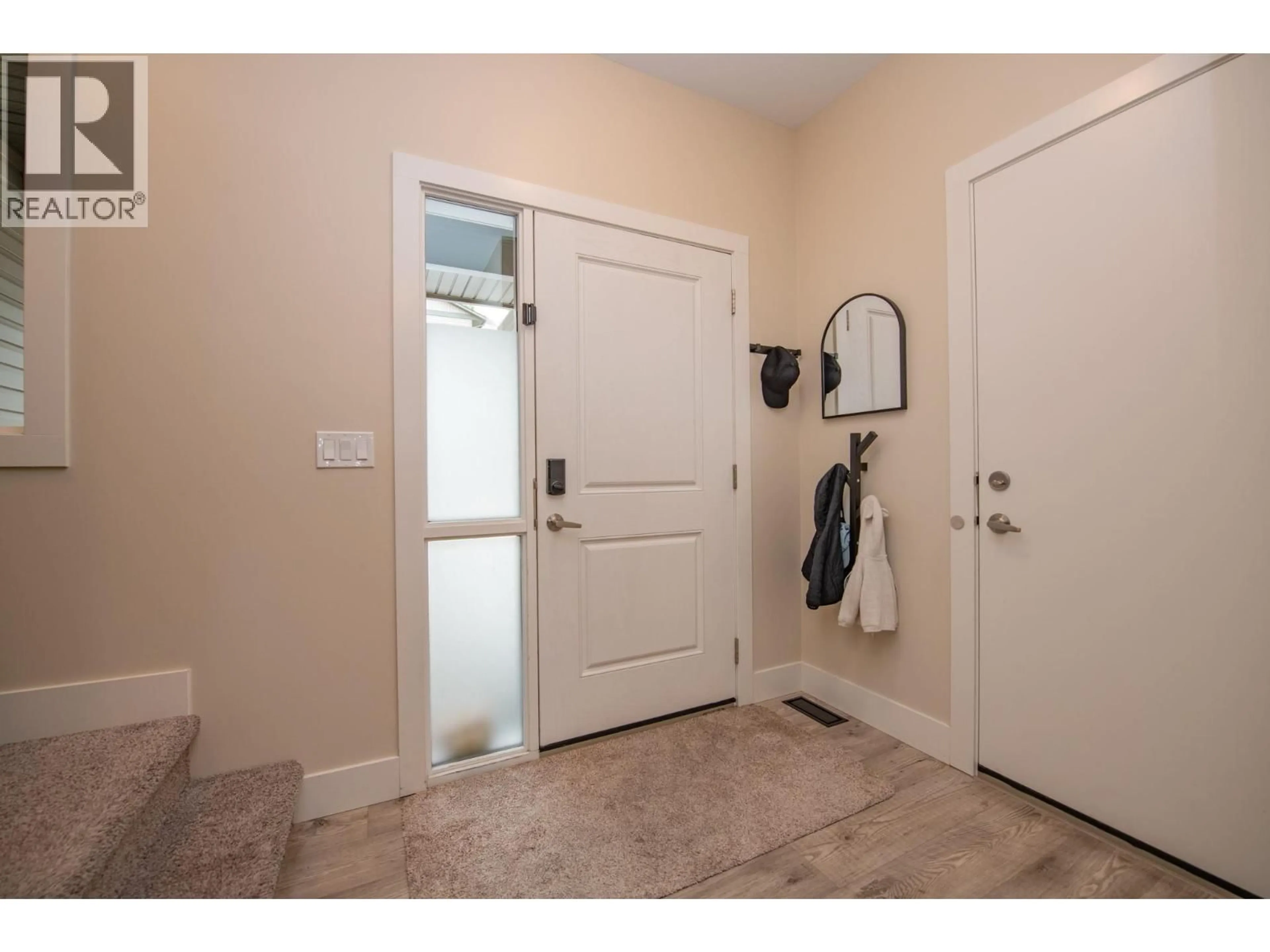 Indoor entryway for 32 - 933 MOUNT ROBSON PLACE, Vernon British Columbia V1B4G4