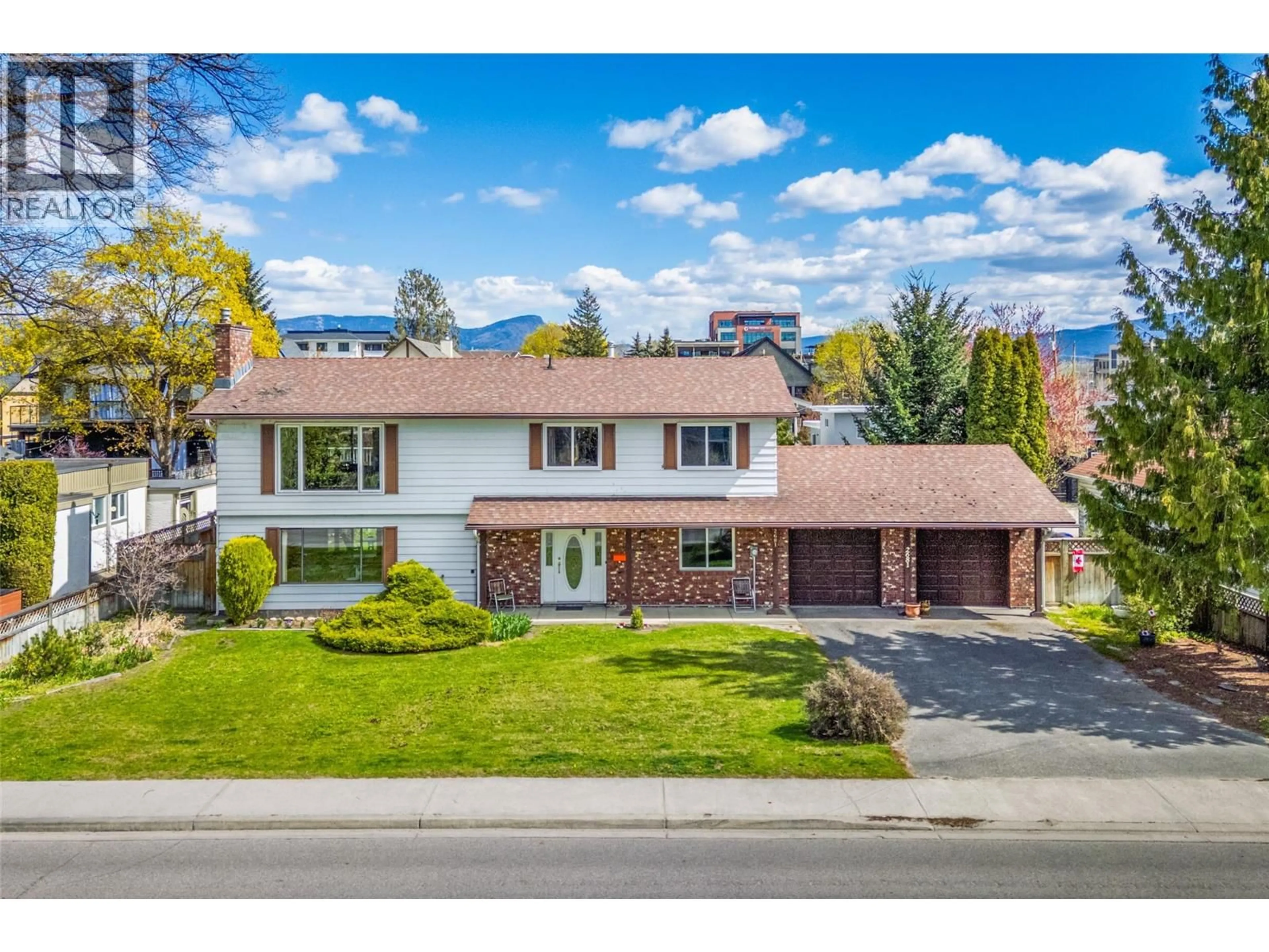 A pic from outside/outdoor area/front of a property/back of a property/a pic from drone, street for 2681 ABBOTT STREET, Kelowna British Columbia V1Y1G3