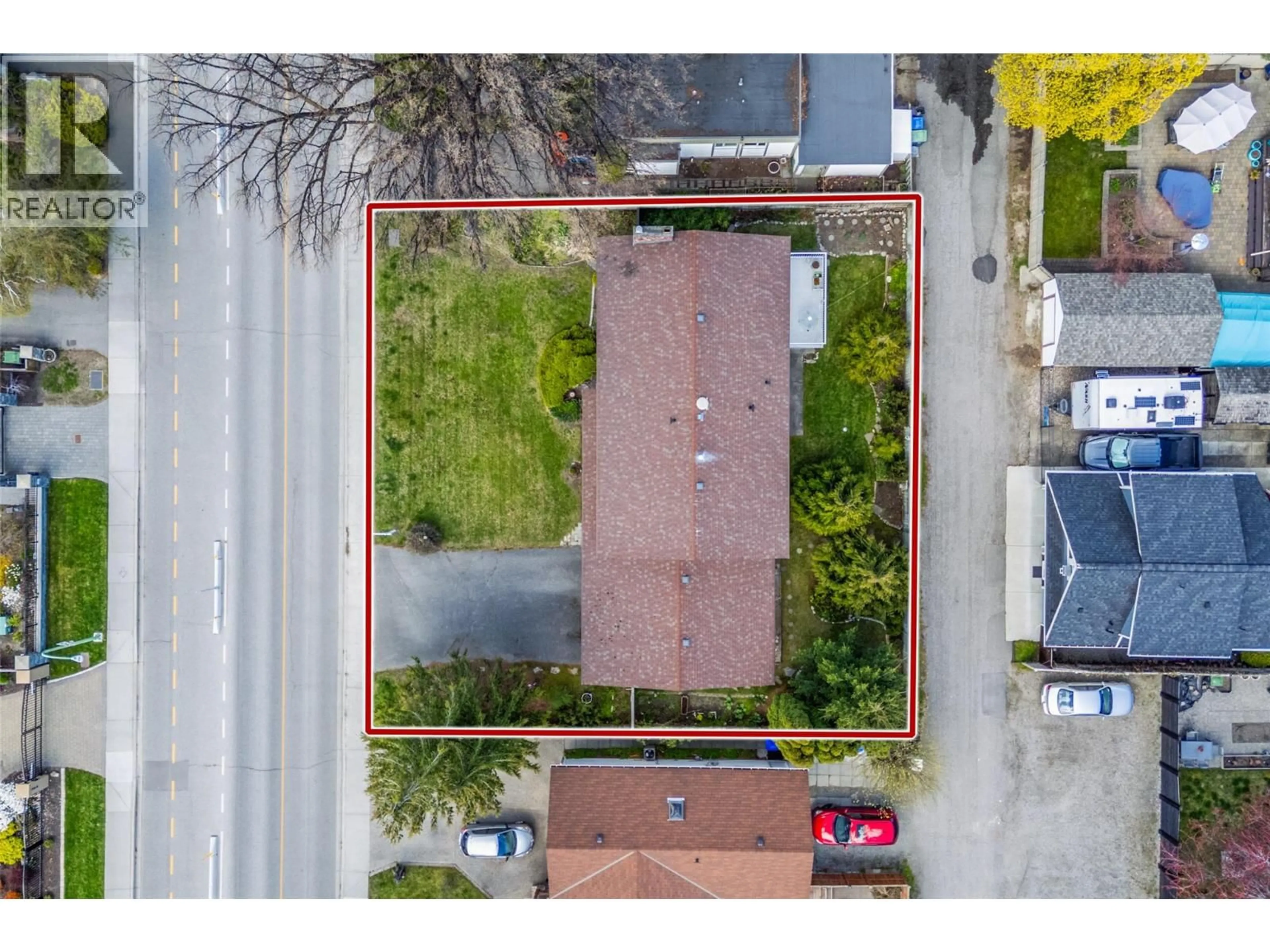 A pic from outside/outdoor area/front of a property/back of a property/a pic from drone, street for 2681 ABBOTT STREET, Kelowna British Columbia V1Y1G3