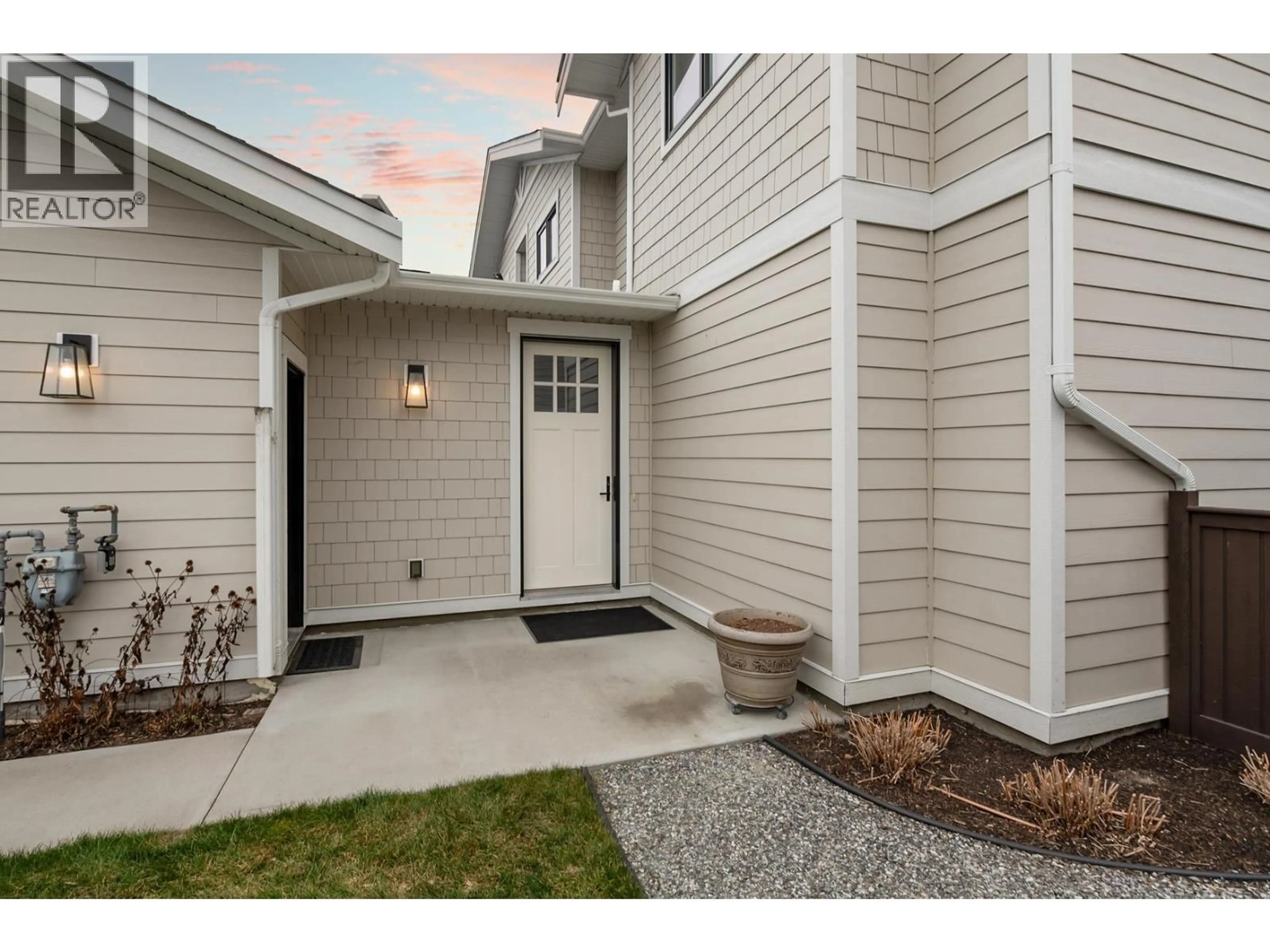 Indoor entryway for 7 - 1940 KLO ROAD, Kelowna British Columbia V1W2H6