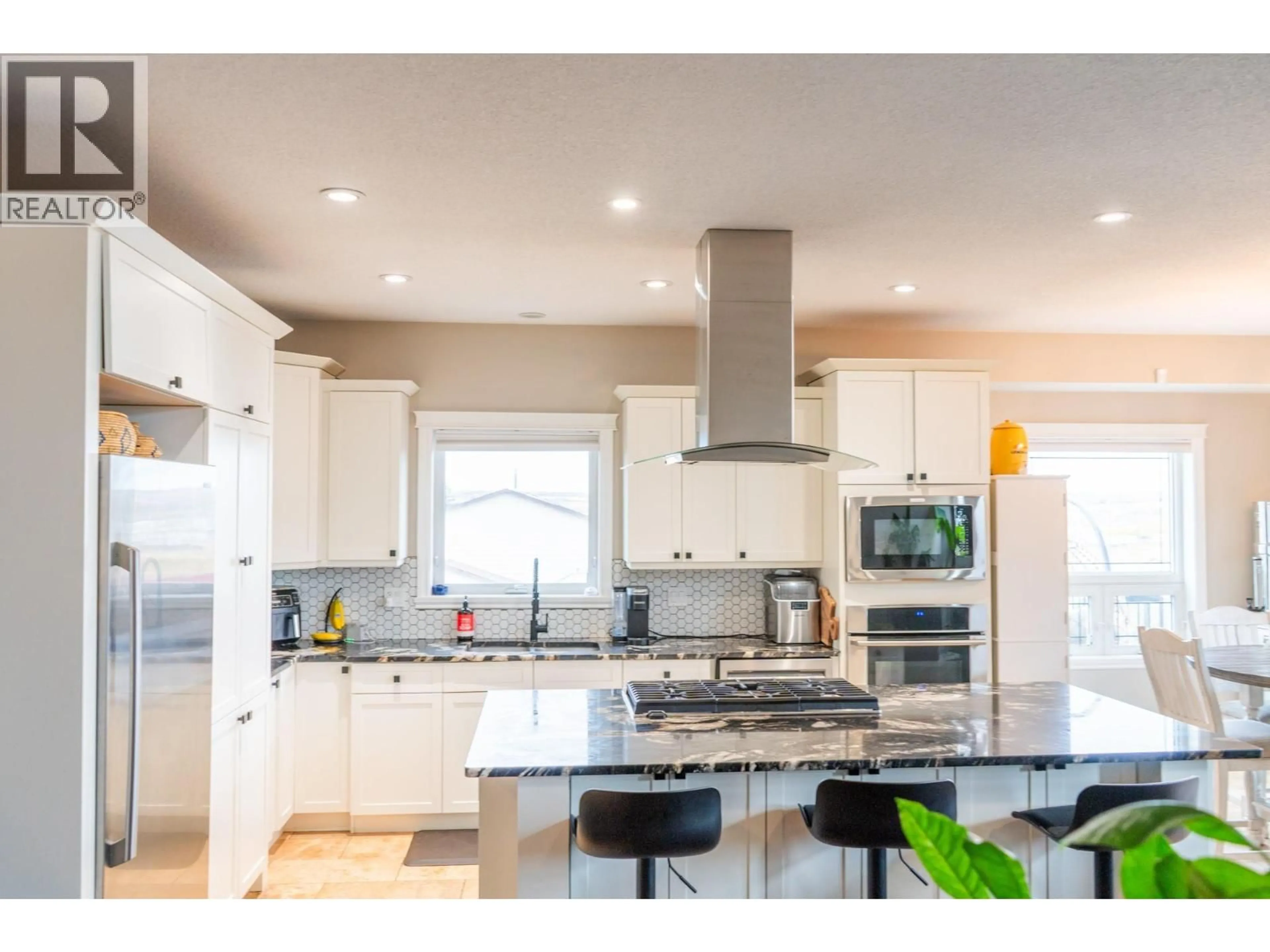 Contemporary kitchen, unknown for 1916/1920 87 AVENUE, Dawson Creek British Columbia V1G4T8