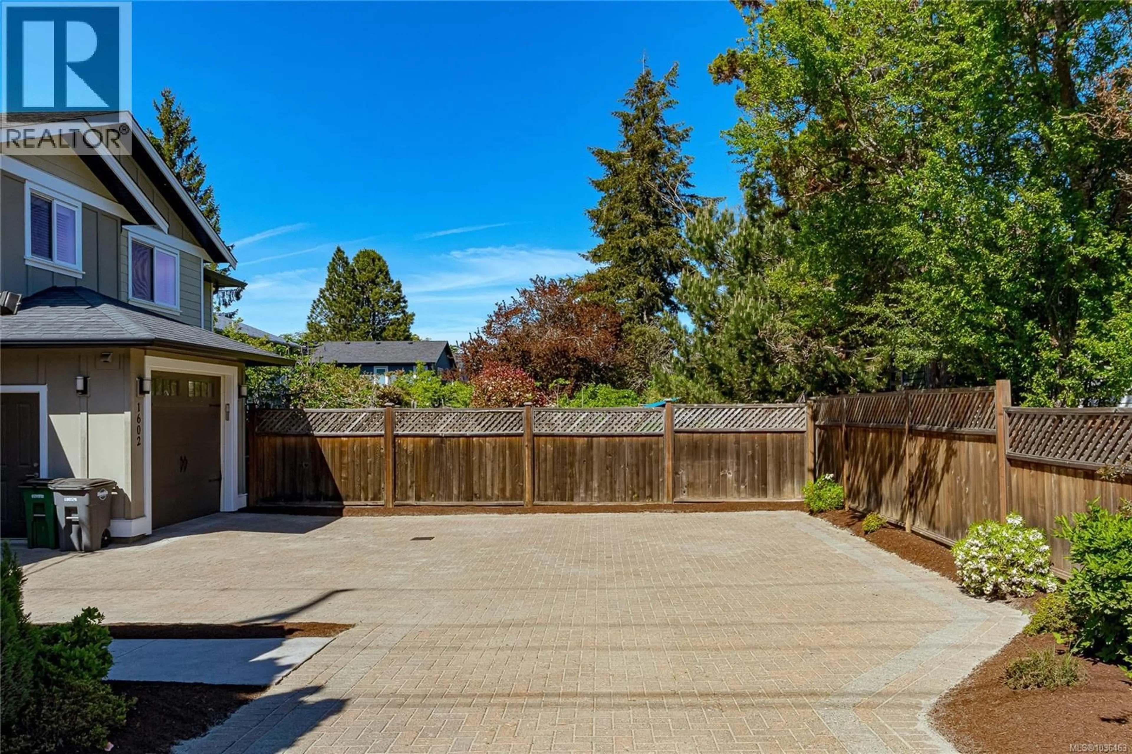Patio, street for 1602 KENMORE ROAD, Saanich British Columbia V8N2E4