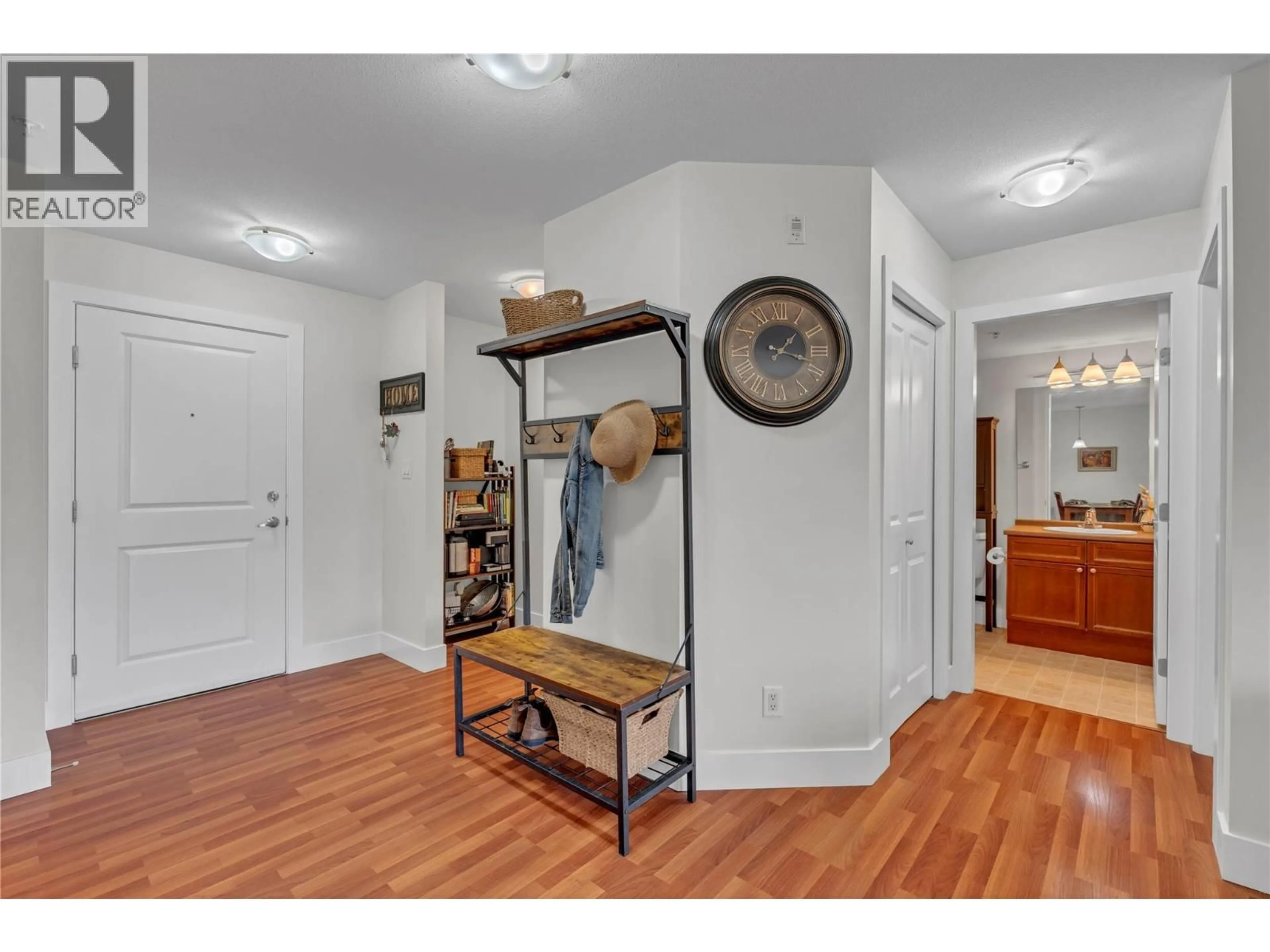 Indoor entryway for 216 - 246 HASTINGS AVENUE, Penticton British Columbia V2A2V6