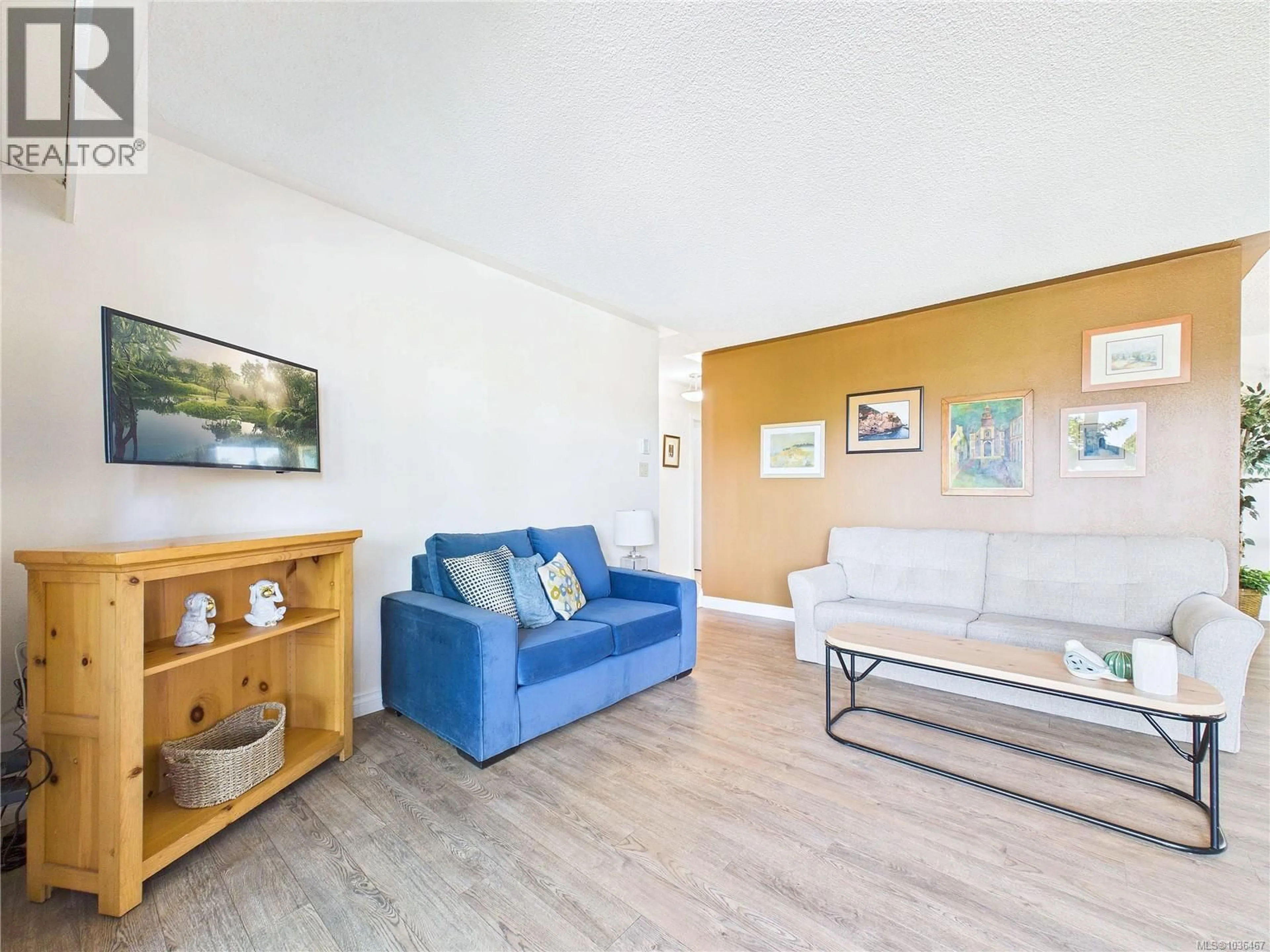 Living room with furniture, wood/laminate floor for 401 - 1665 OAK BAY AVENUE, Victoria British Columbia V8R1B5
