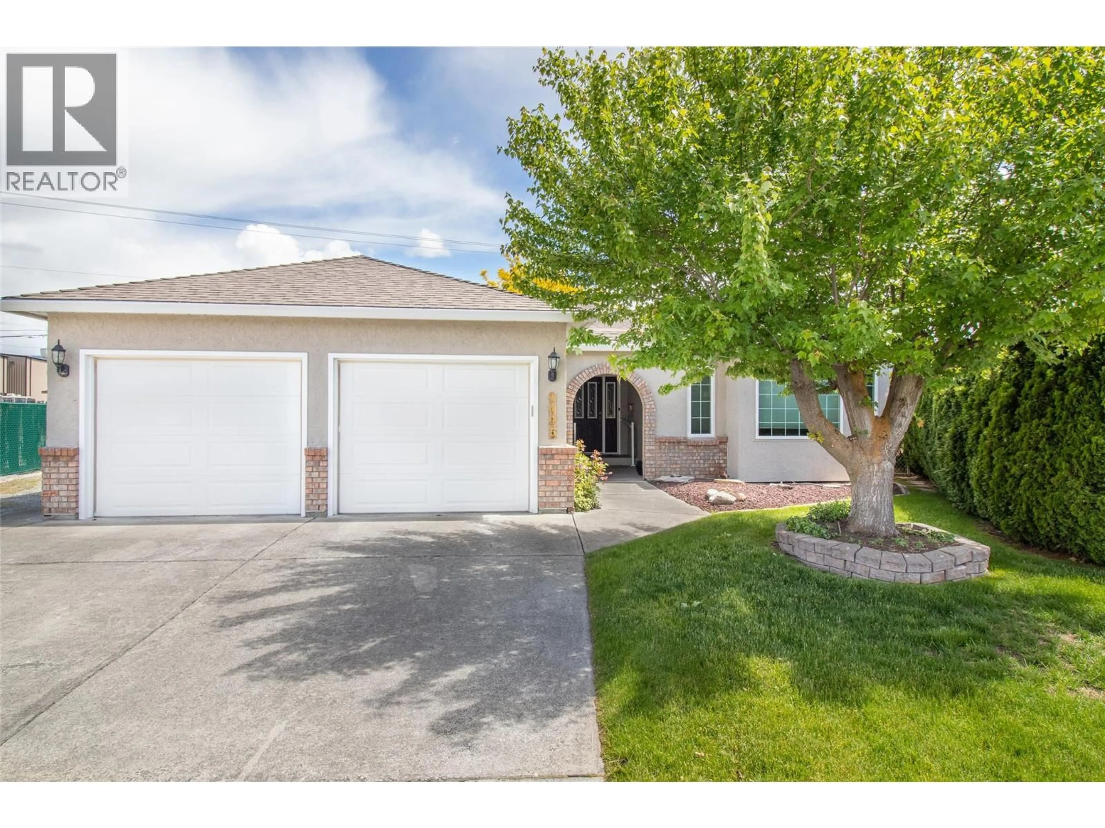 Home with vinyl exterior material, street for 1495 NELSON PLACE, Kelowna British Columbia V1Y9H5