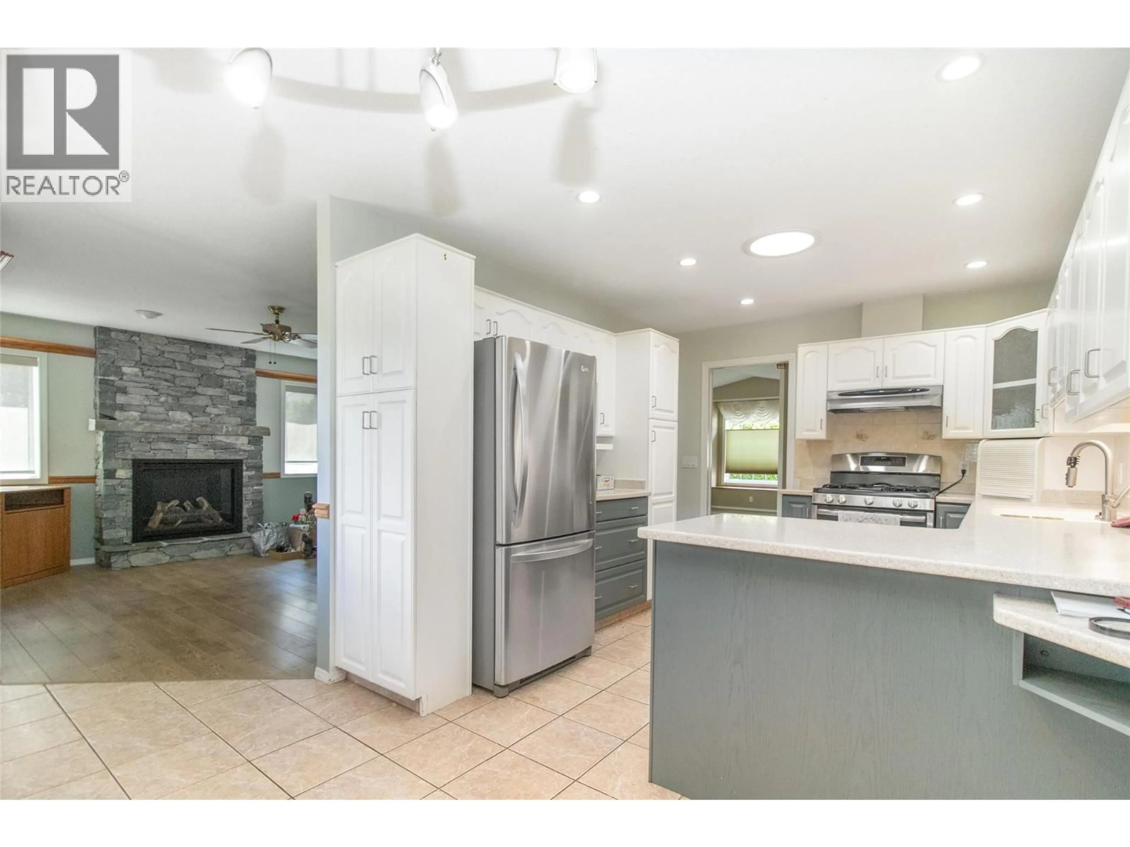 Open concept kitchen, ceramic/tile floor for 1495 NELSON PLACE, Kelowna British Columbia V1Y9H5