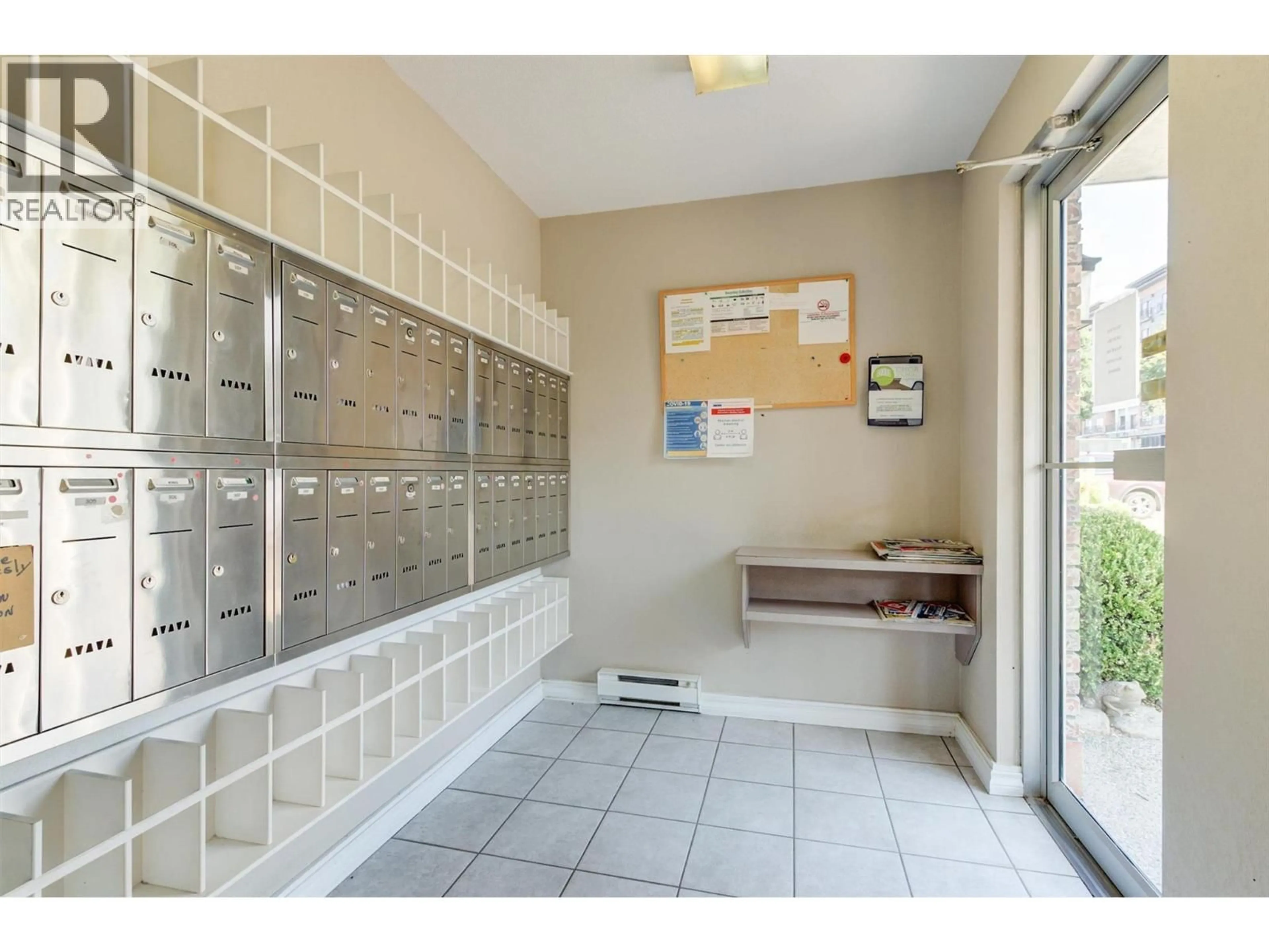 Indoor foyer for 203 - 200 HOLLYWOOD ROAD NORTH, Kelowna British Columbia V1X6Y9